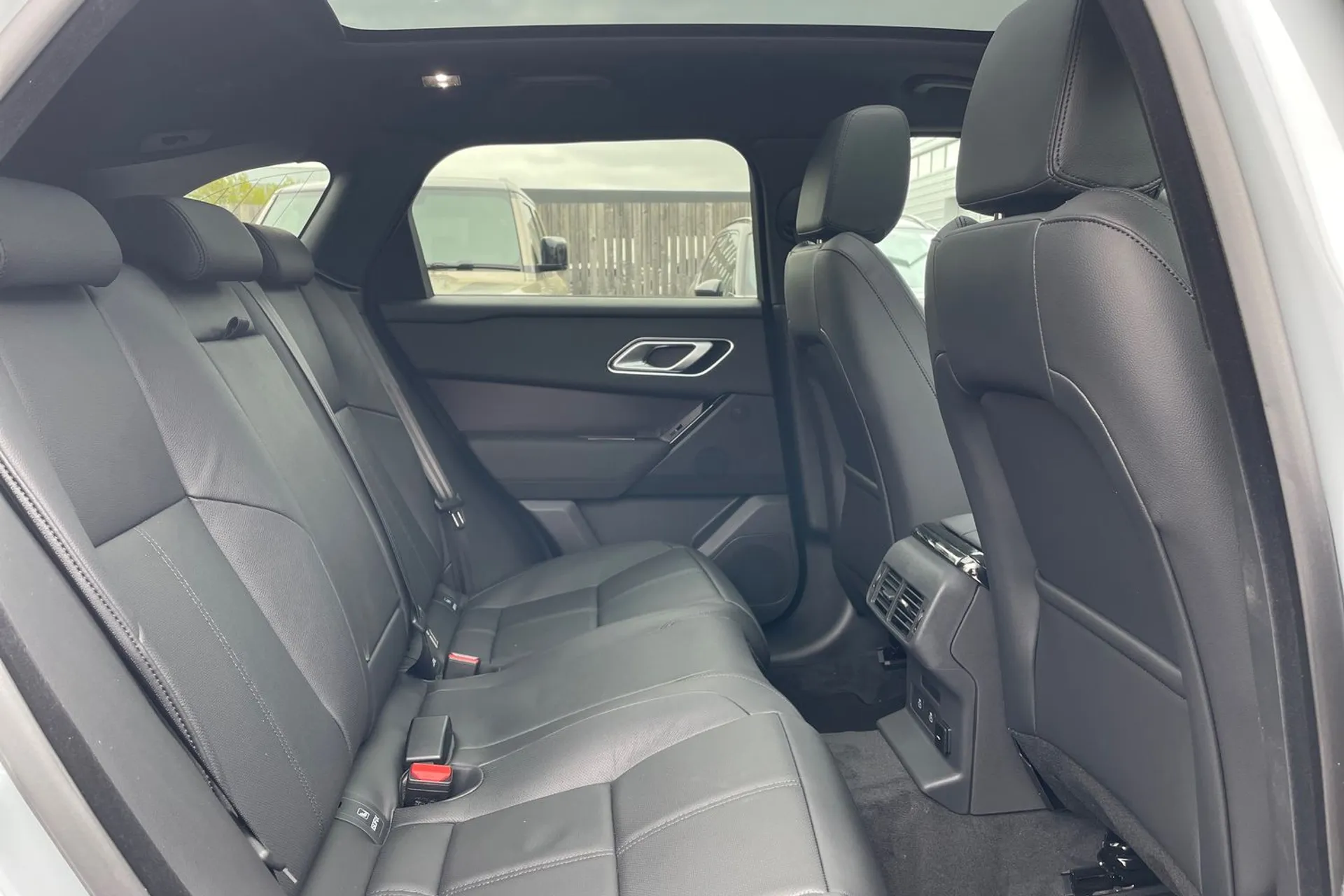 LAND ROVER RANGE ROVER VELAR thumbnail image number 30