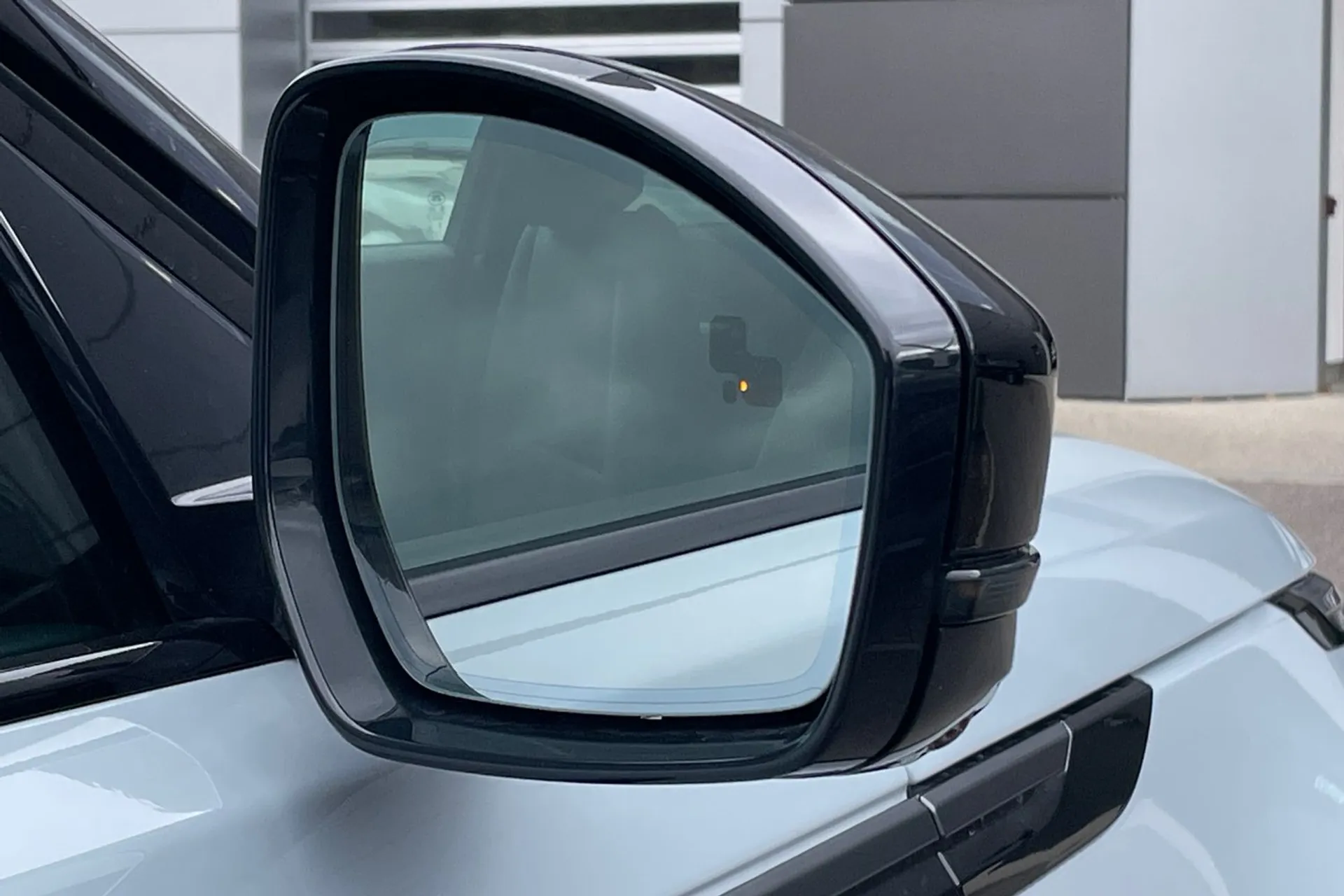 LAND ROVER RANGE ROVER VELAR thumbnail image number 16