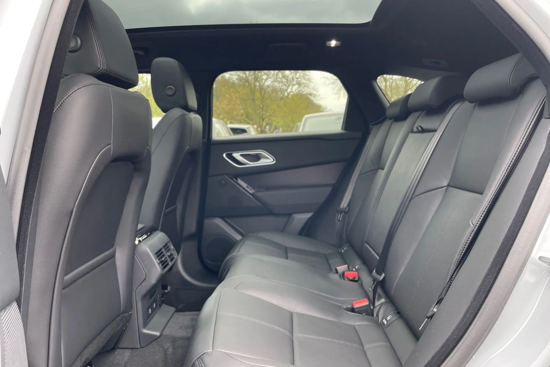 LAND ROVER RANGE ROVER VELAR thumbnail image number 33