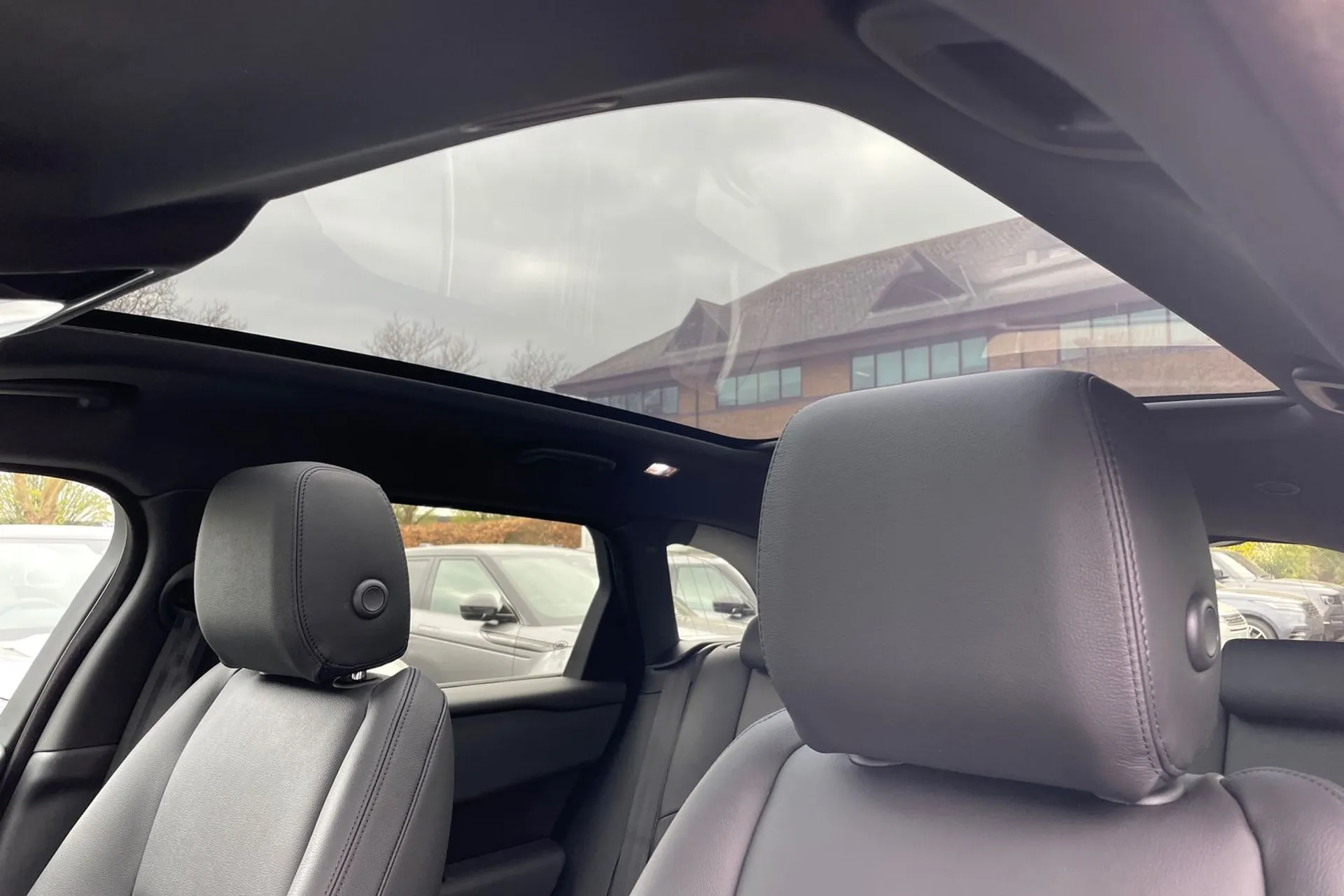 LAND ROVER RANGE ROVER VELAR thumbnail image number 4