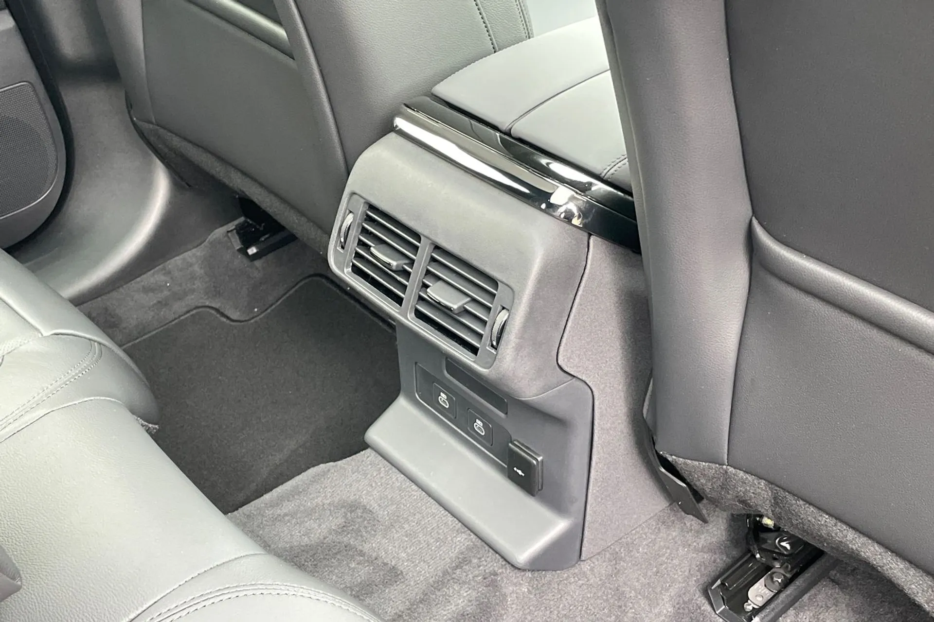 LAND ROVER RANGE ROVER VELAR thumbnail image number 34
