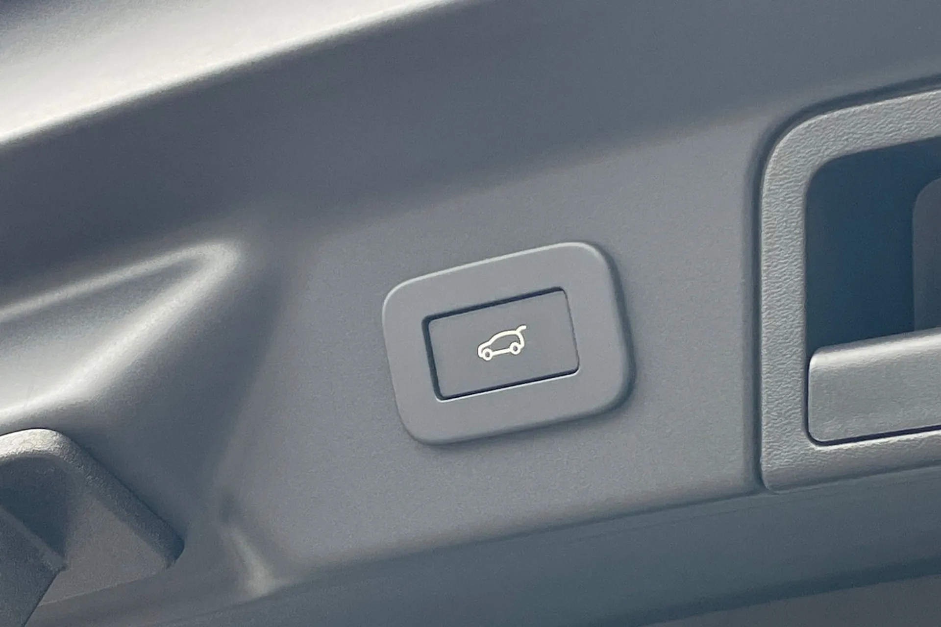 LAND ROVER RANGE ROVER VELAR thumbnail image number 28