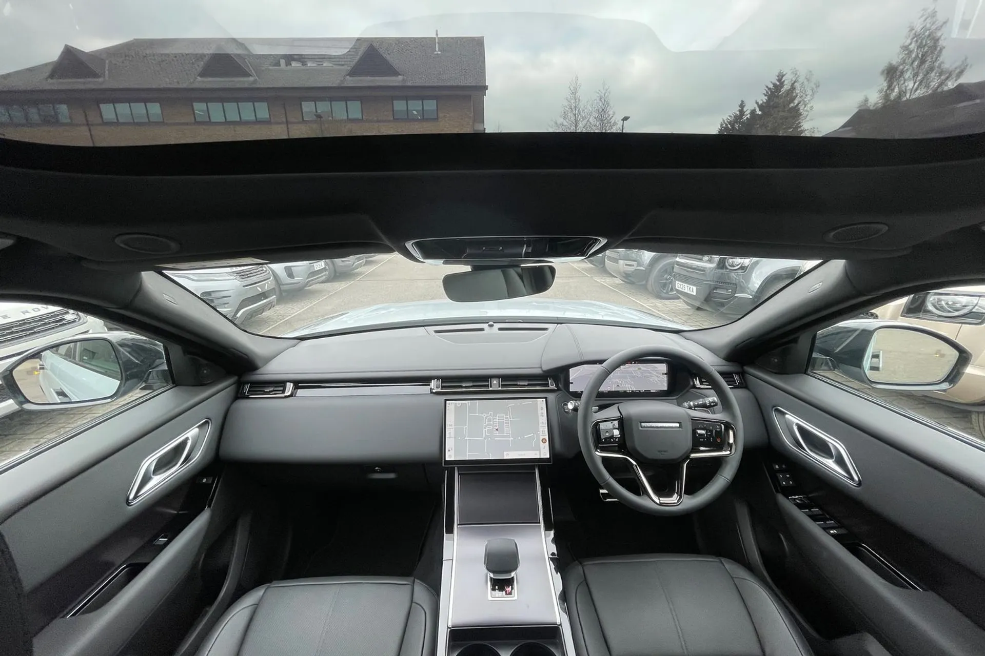 LAND ROVER RANGE ROVER VELAR thumbnail image number 3