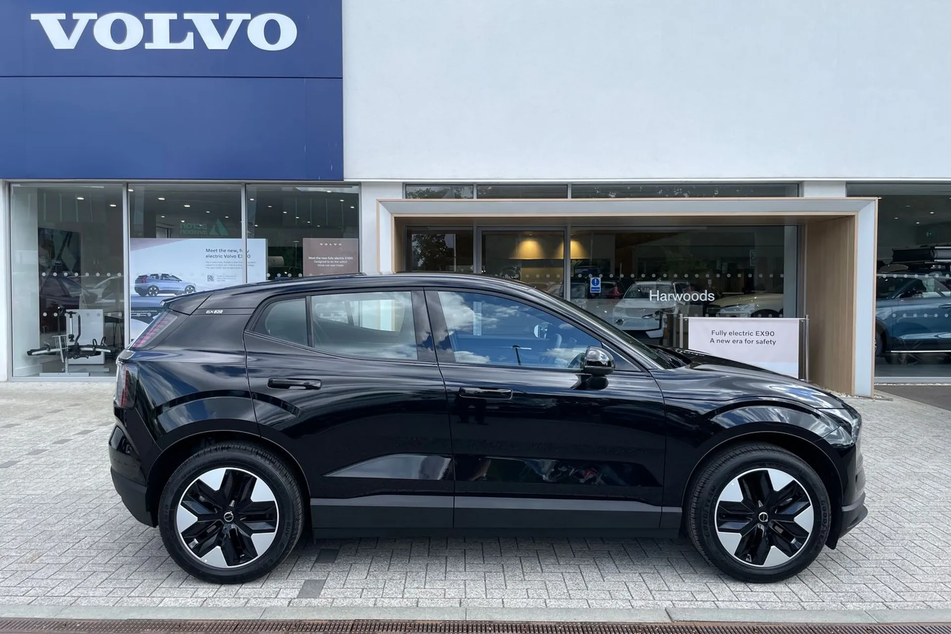Volvo EX30 thumbnail image number 2