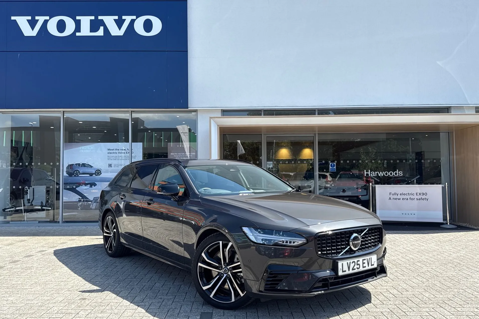 Volvo V90 focused image