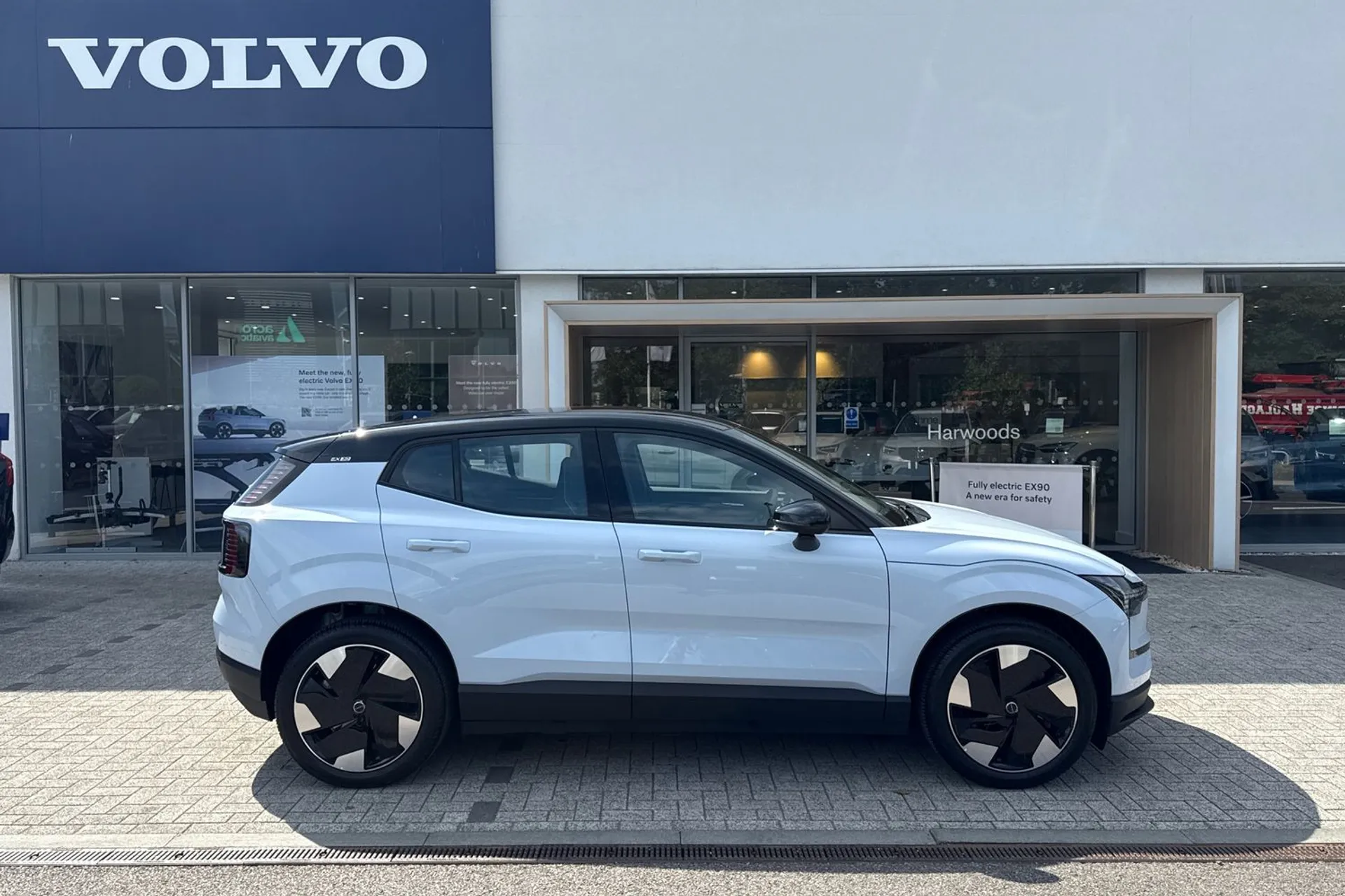 Volvo EX30 thumbnail image number 2