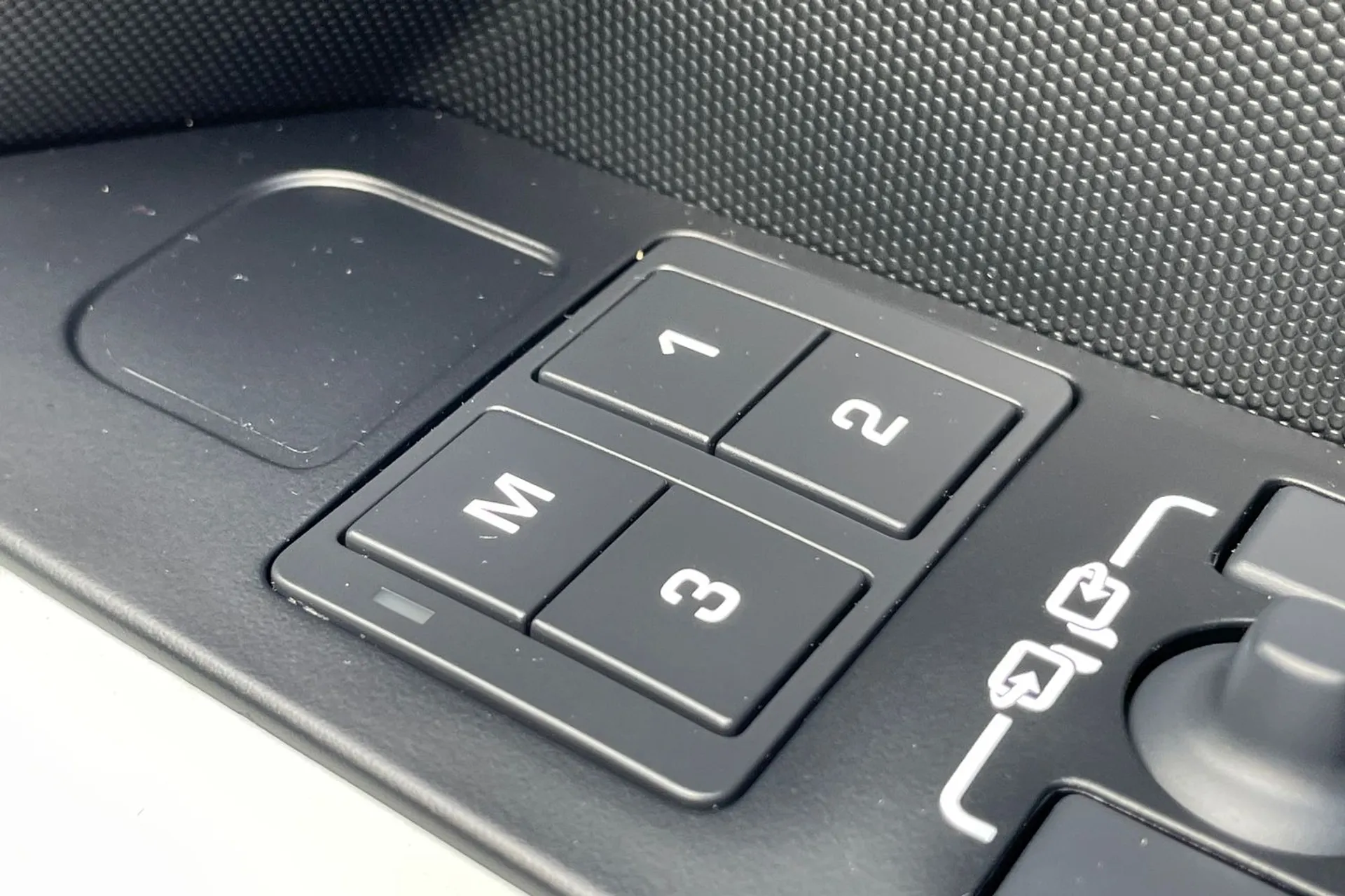 LAND ROVER DEFENDER thumbnail image number 54