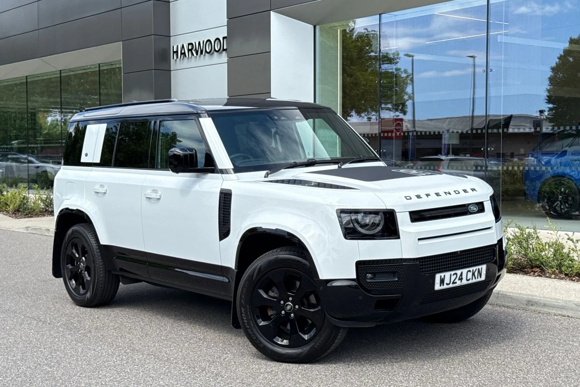 LAND ROVER DEFENDER focused image