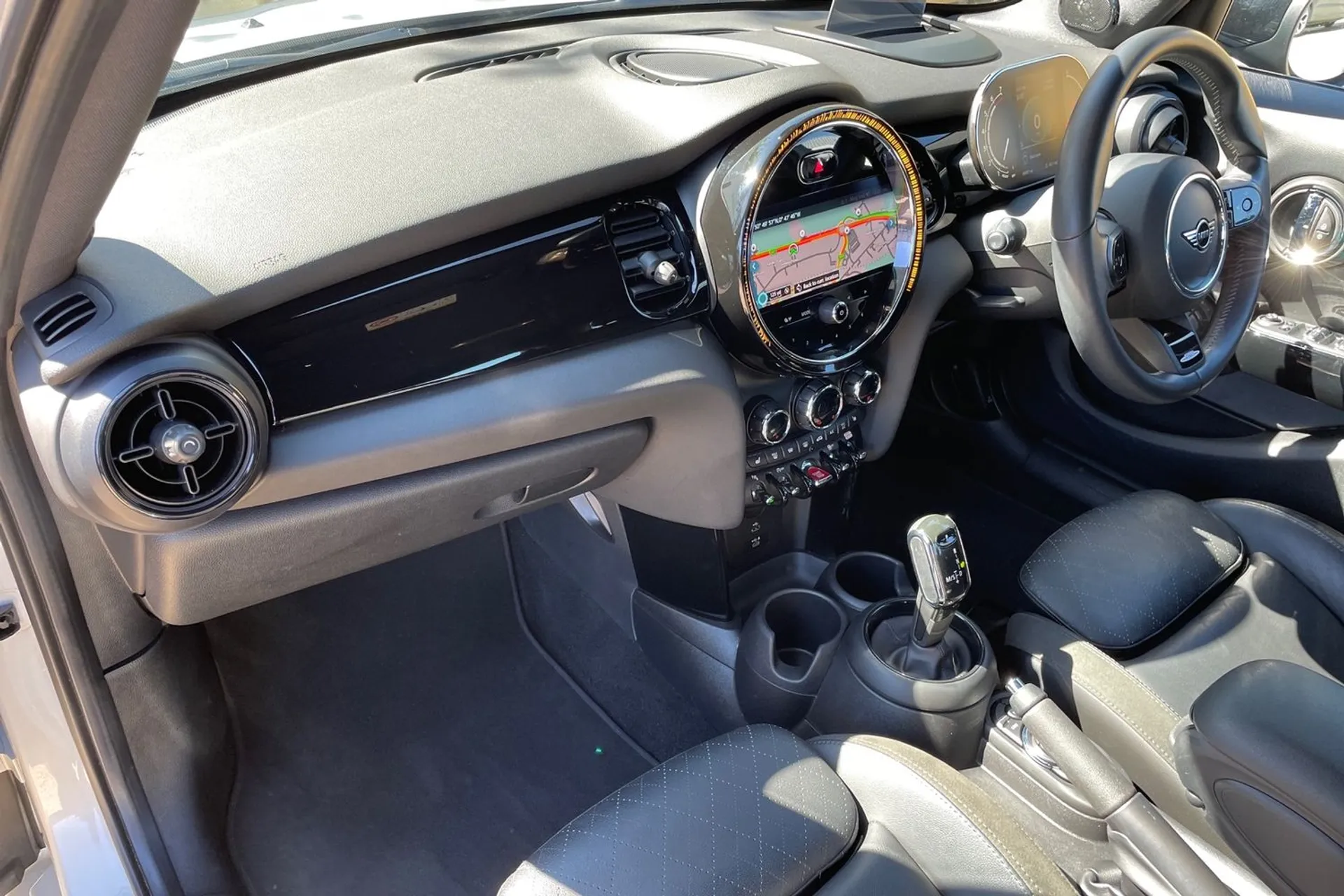 MINI HATCHBACK thumbnail image number 28