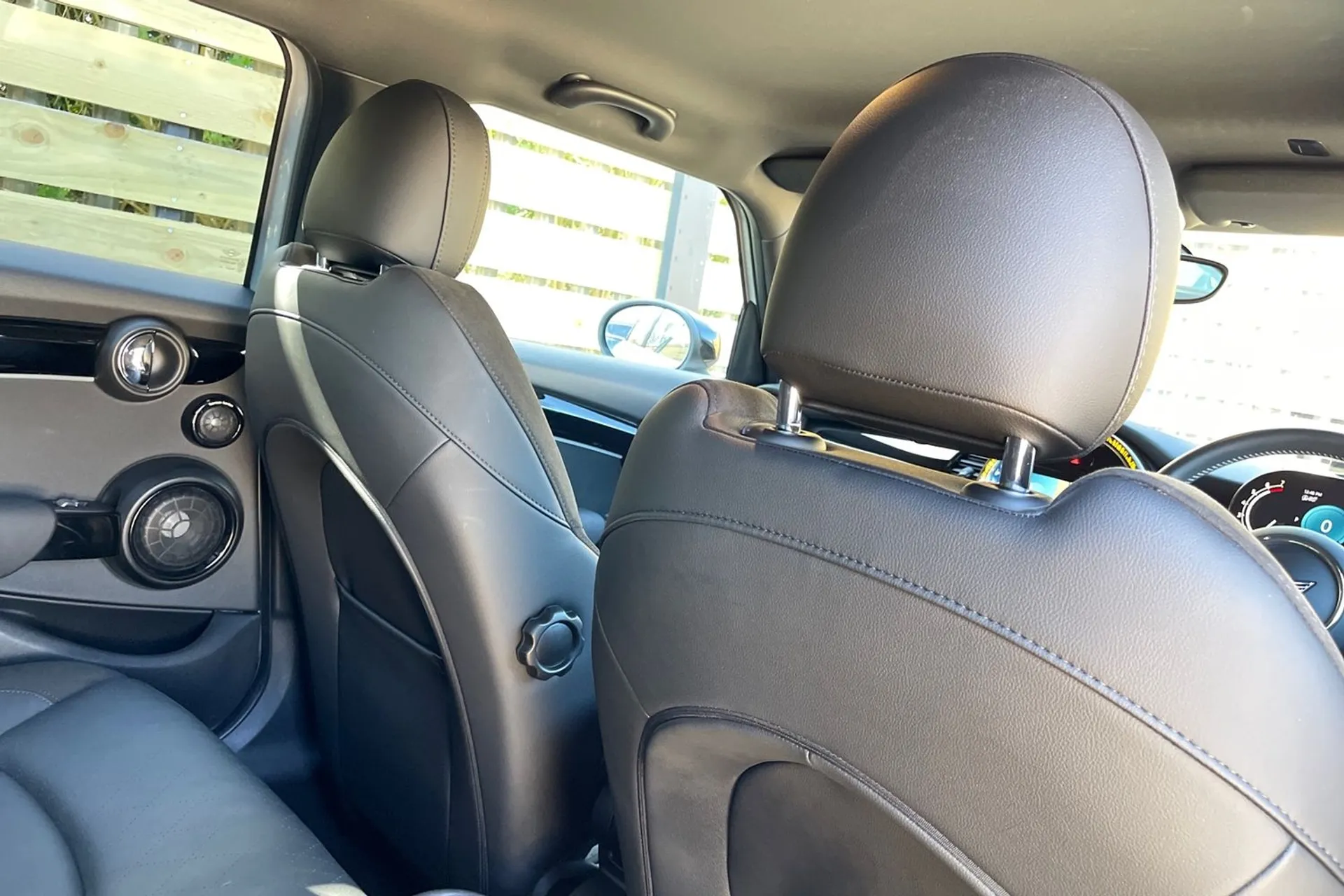 MINI HATCHBACK thumbnail image number 24