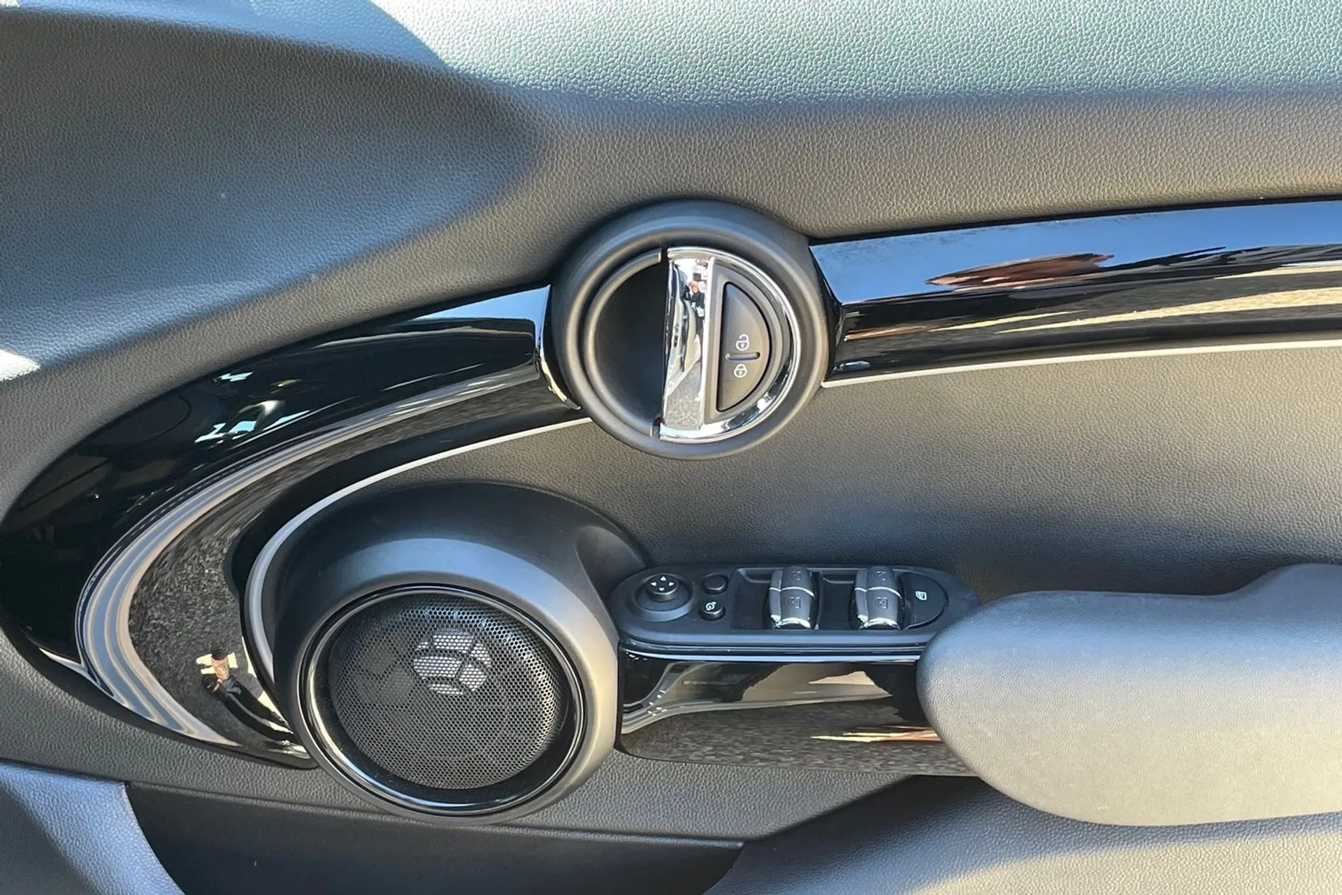MINI HATCHBACK thumbnail image number 40