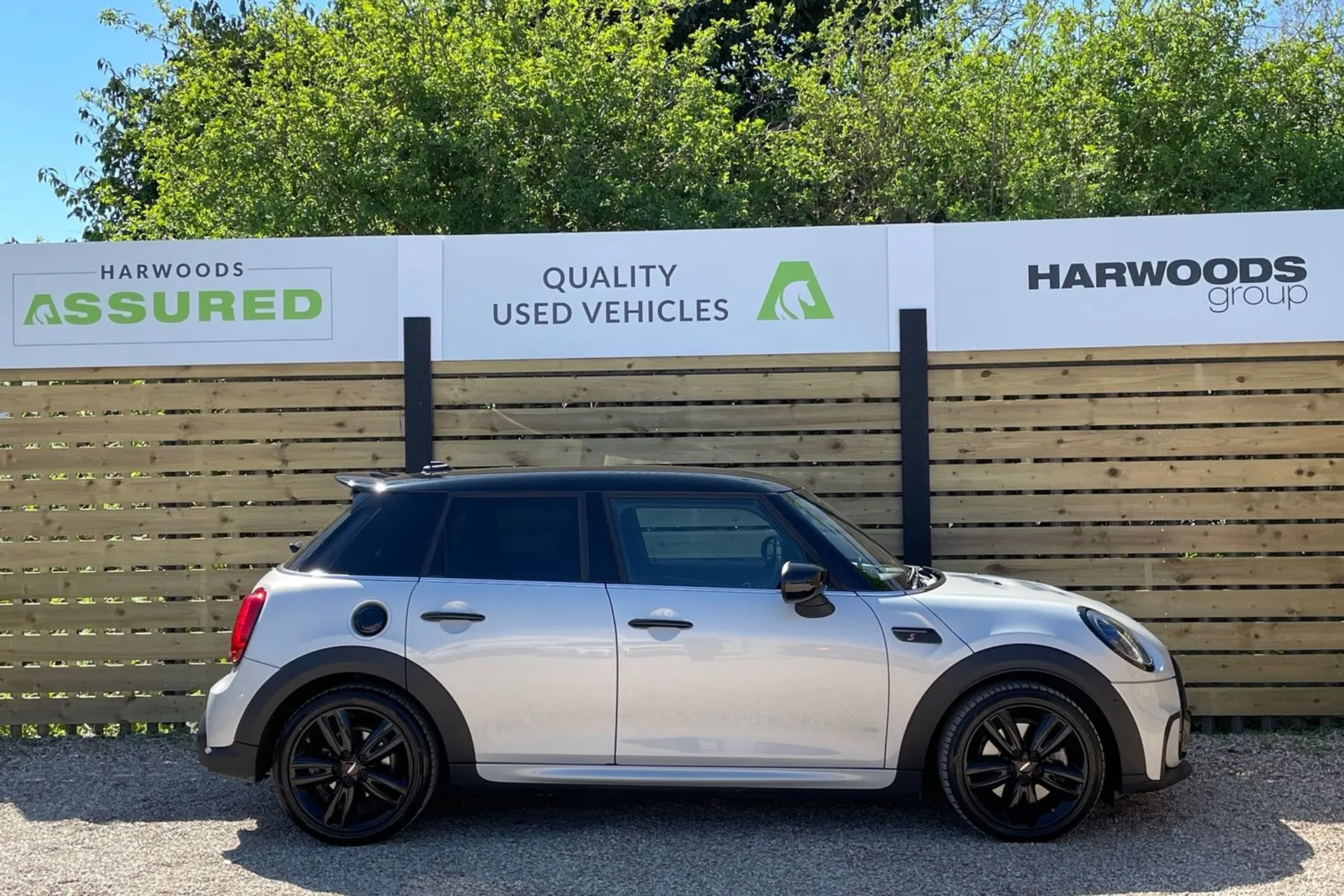 MINI HATCHBACK thumbnail image number 2