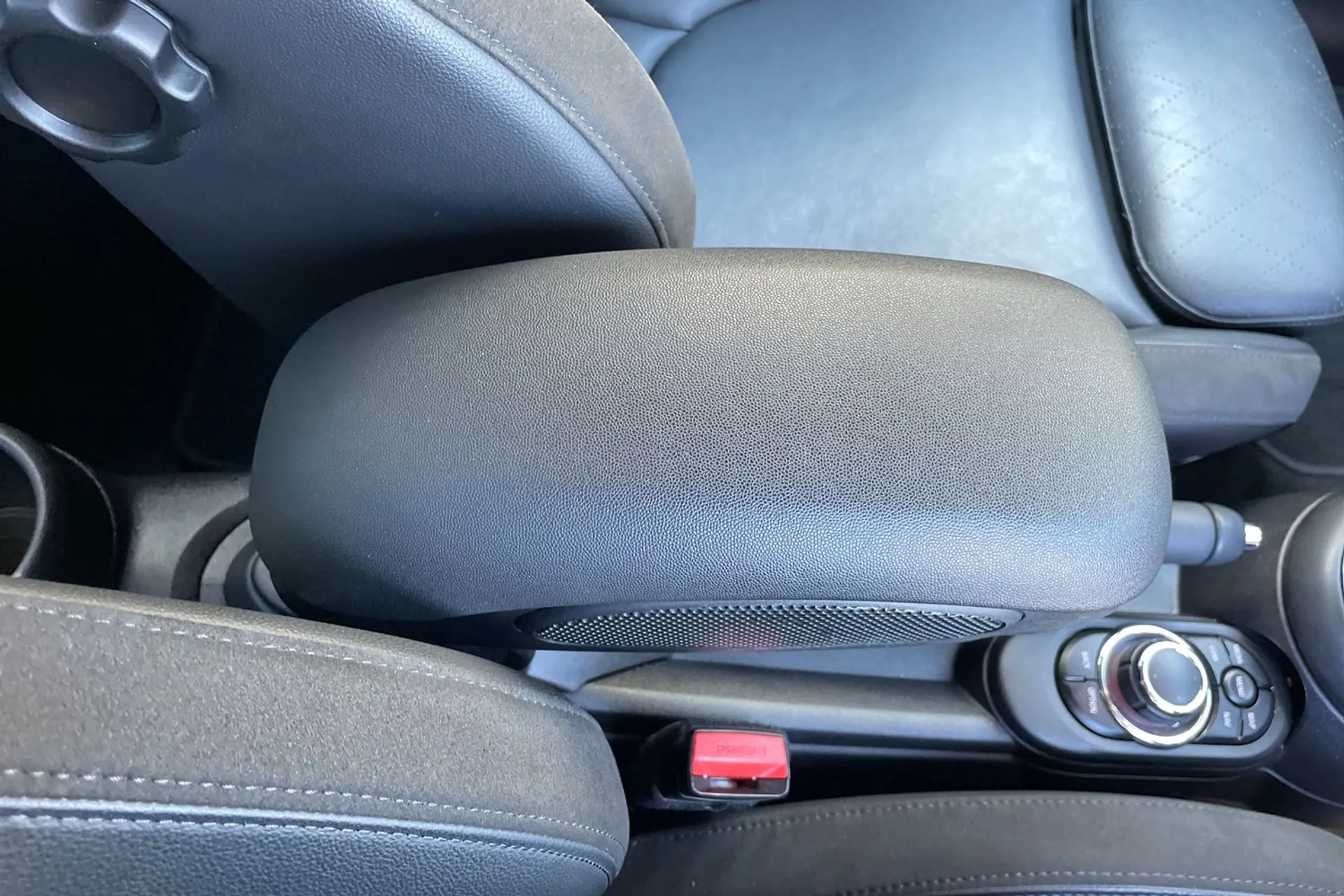 MINI HATCHBACK thumbnail image number 41