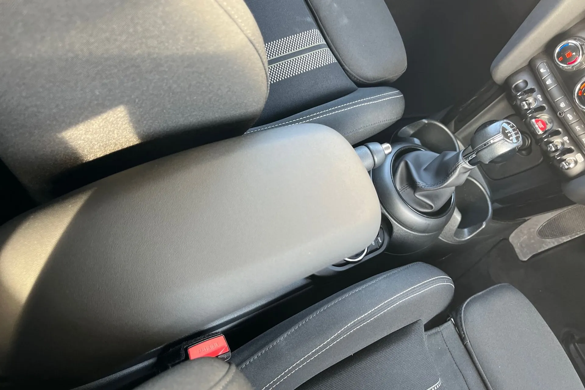 MINI HATCHBACK thumbnail image number 40
