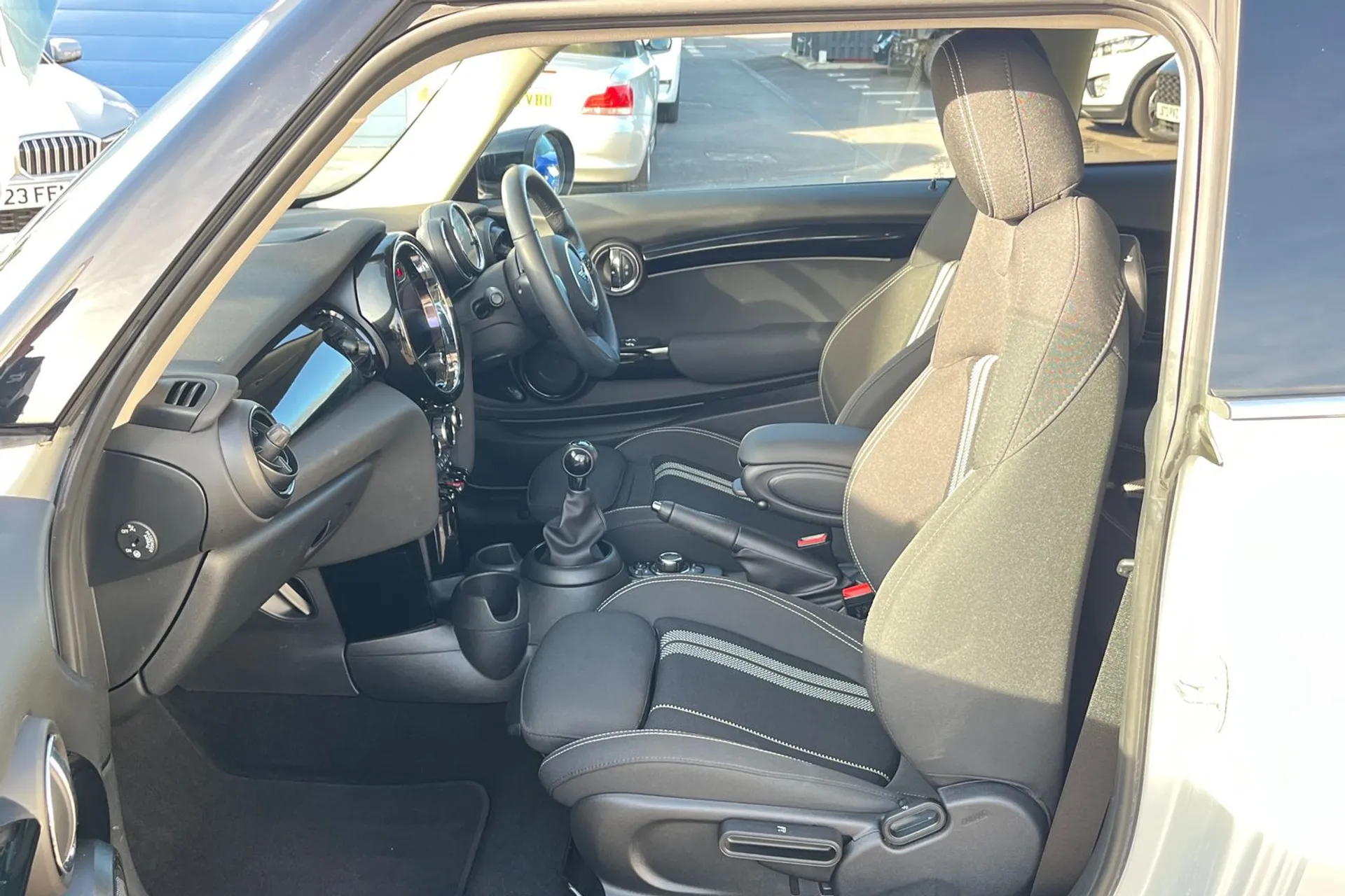 MINI HATCHBACK thumbnail image number 28
