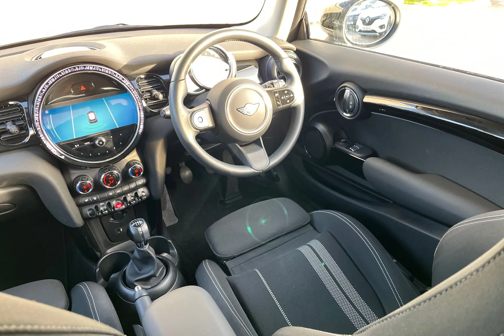 MINI HATCHBACK thumbnail image number 33