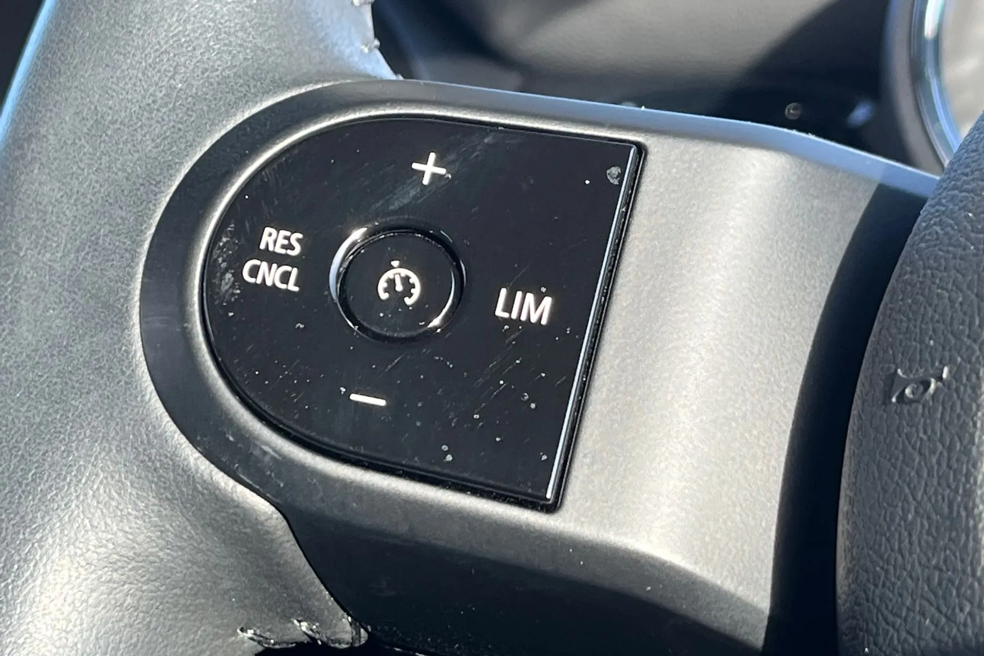 MINI HATCHBACK thumbnail image number 36