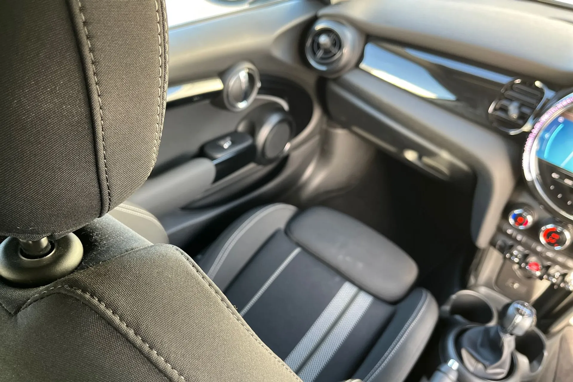 MINI HATCHBACK thumbnail image number 32