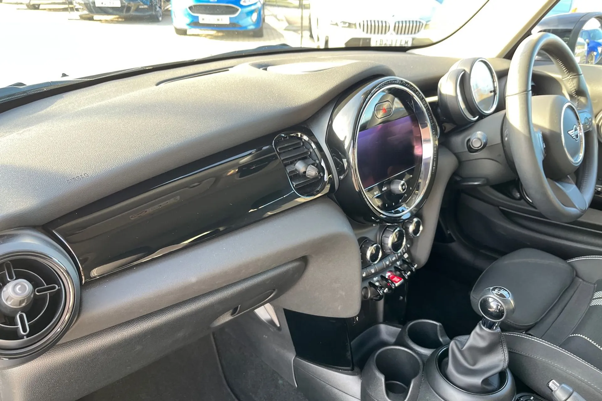 MINI HATCHBACK thumbnail image number 27
