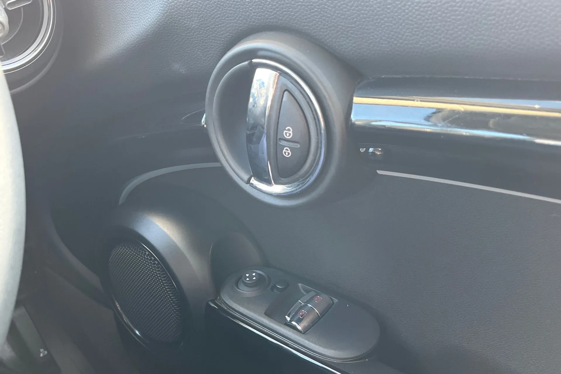 MINI HATCHBACK thumbnail image number 39