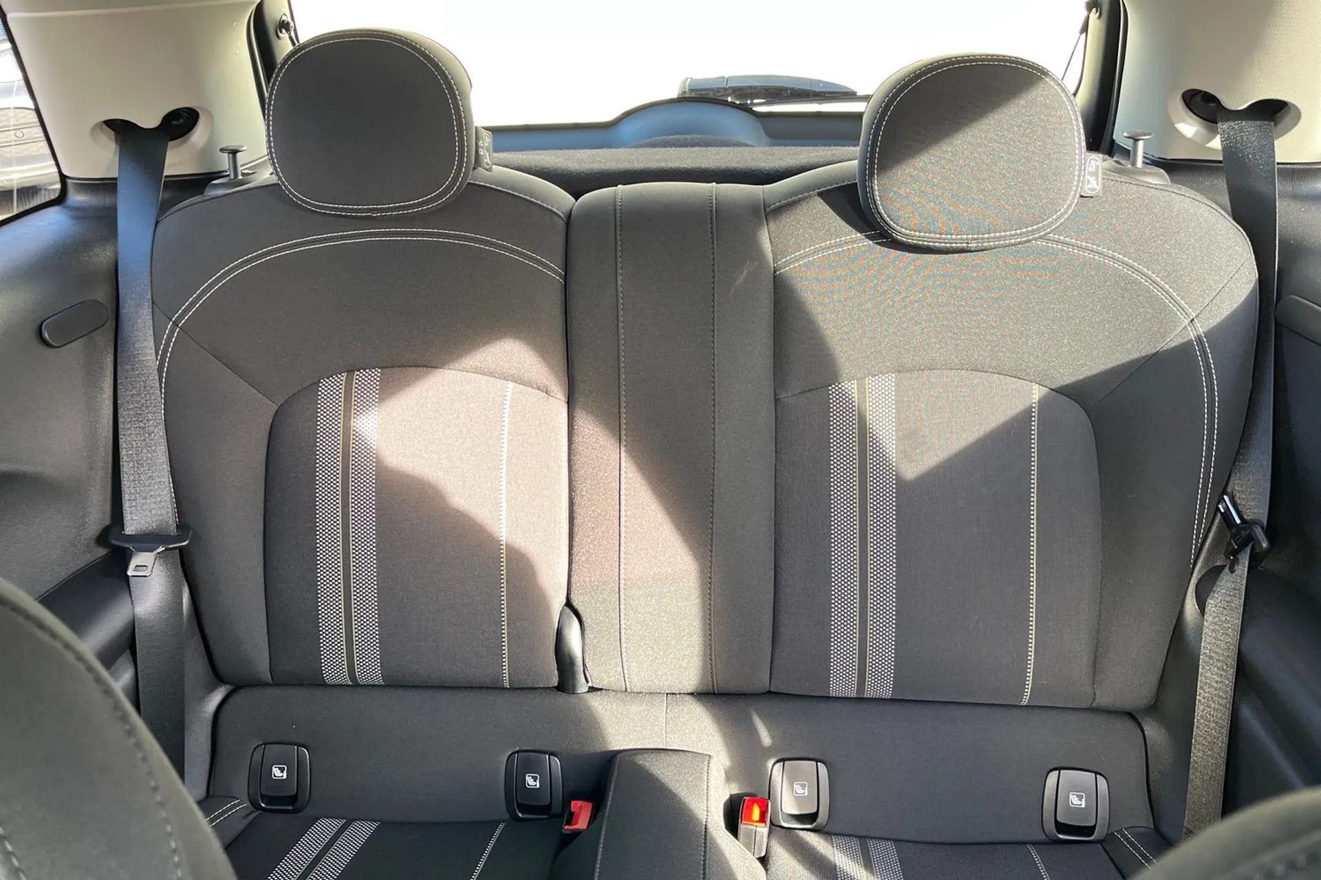 MINI HATCHBACK thumbnail image number 31