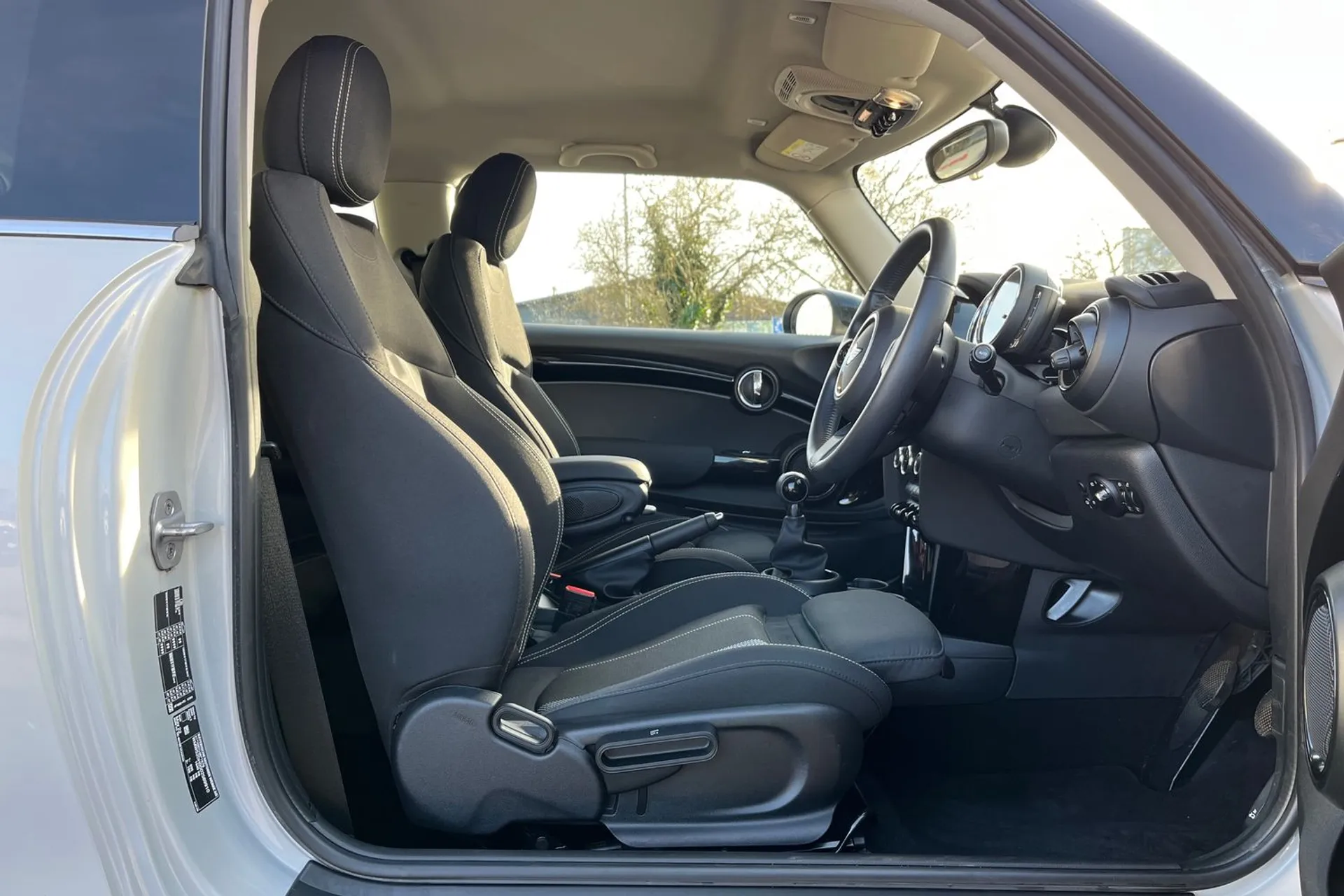 MINI HATCHBACK thumbnail image number 25
