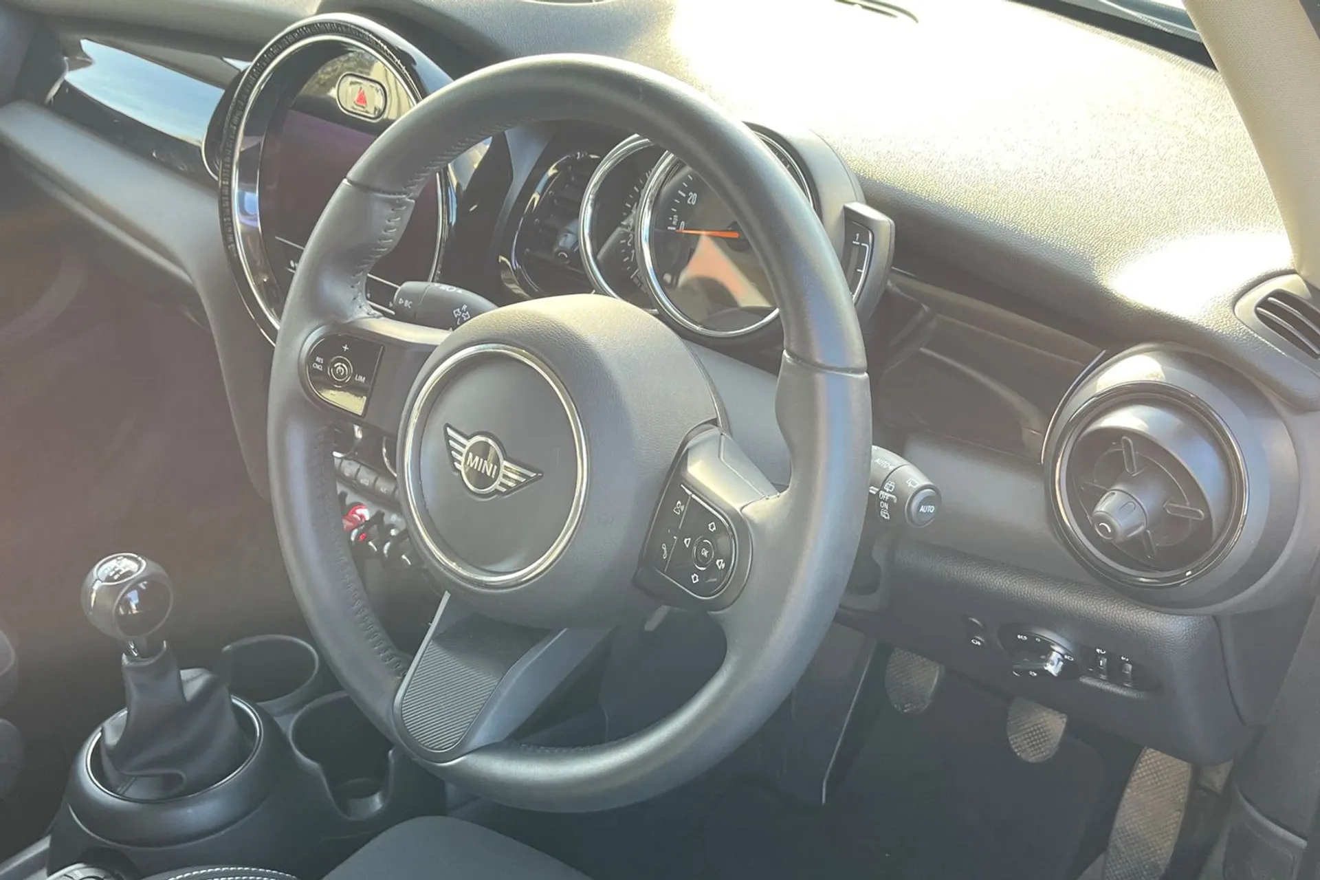 MINI HATCHBACK thumbnail image number 26