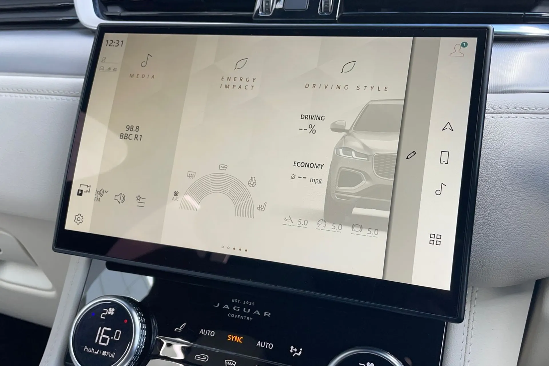 Jaguar F-PACE thumbnail image number 53