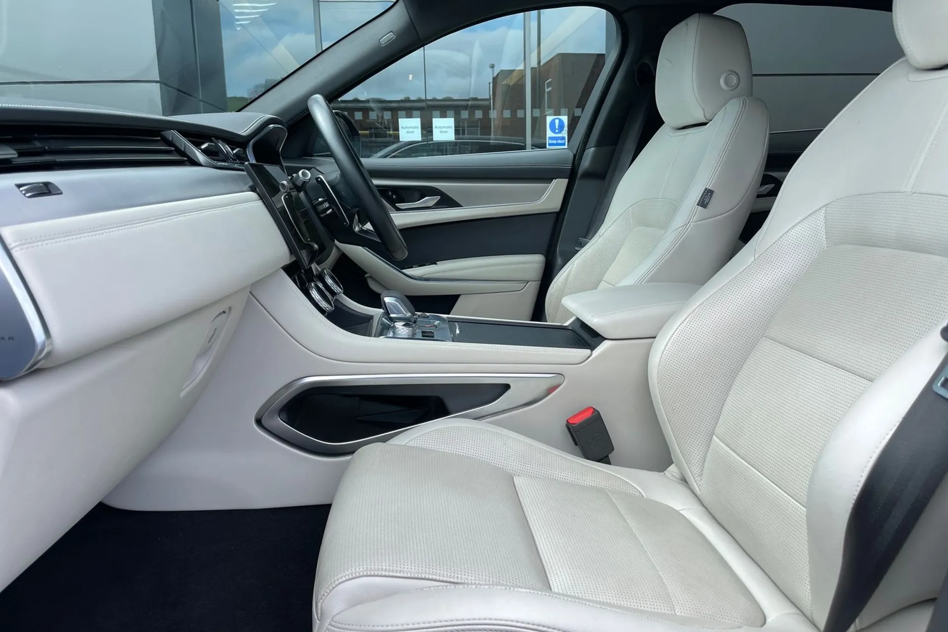 Jaguar F-PACE thumbnail image number 33