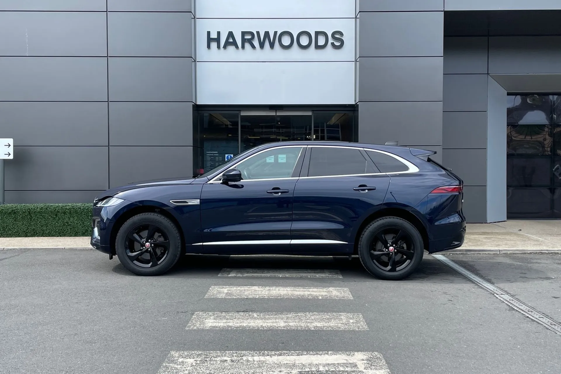 Jaguar F-PACE thumbnail image number 10