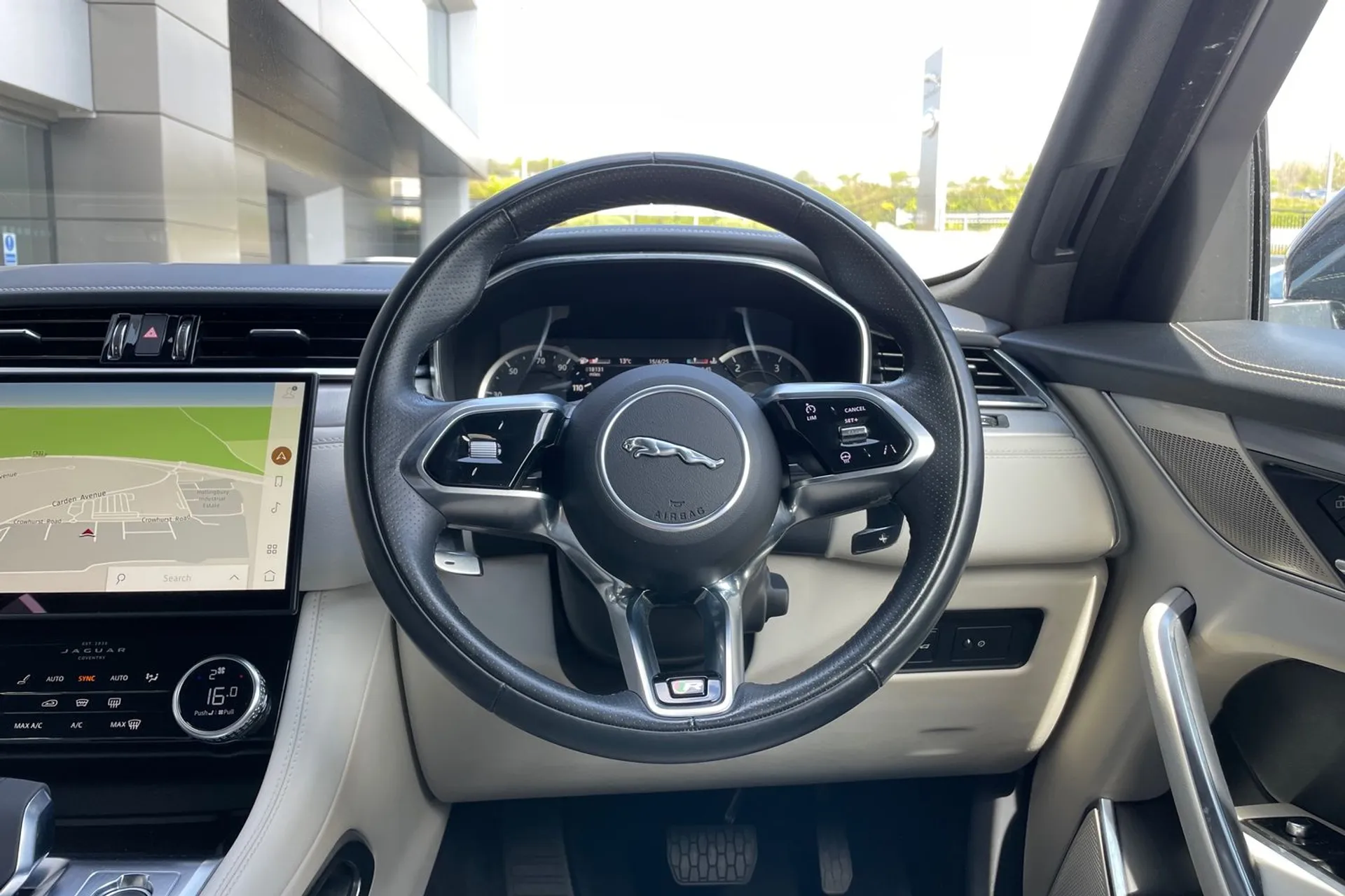 Jaguar F-PACE thumbnail image number 38