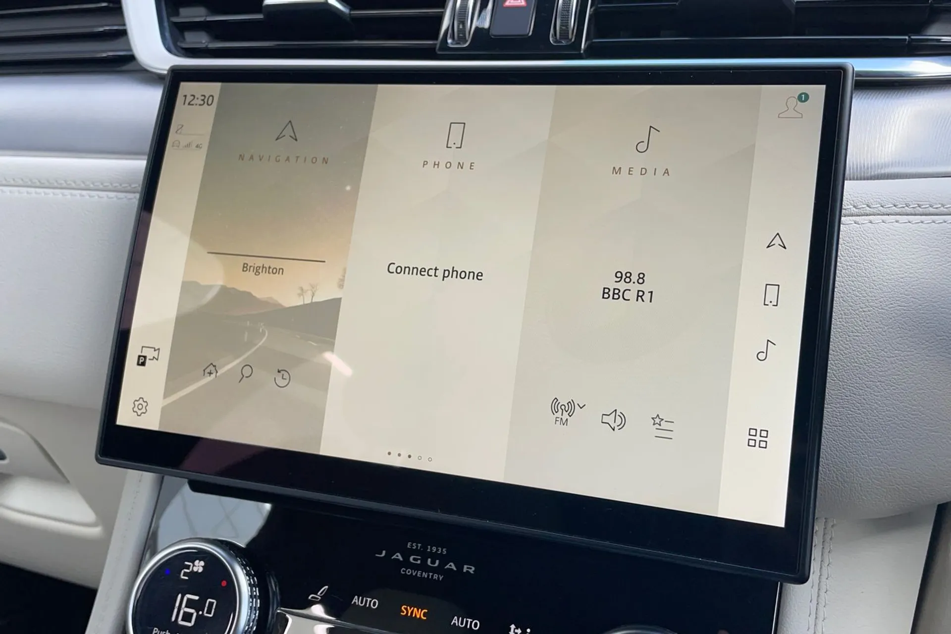 Jaguar F-PACE thumbnail image number 52
