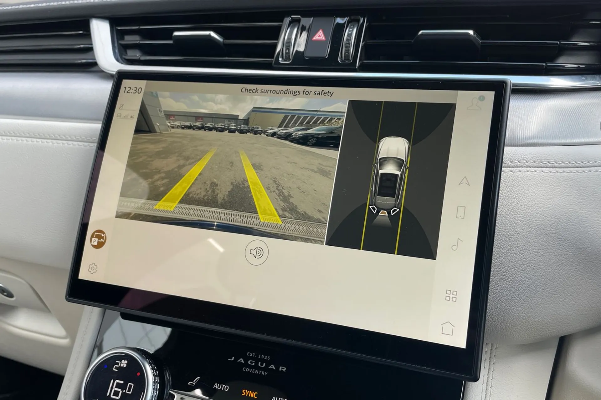 Jaguar F-PACE thumbnail image number 3