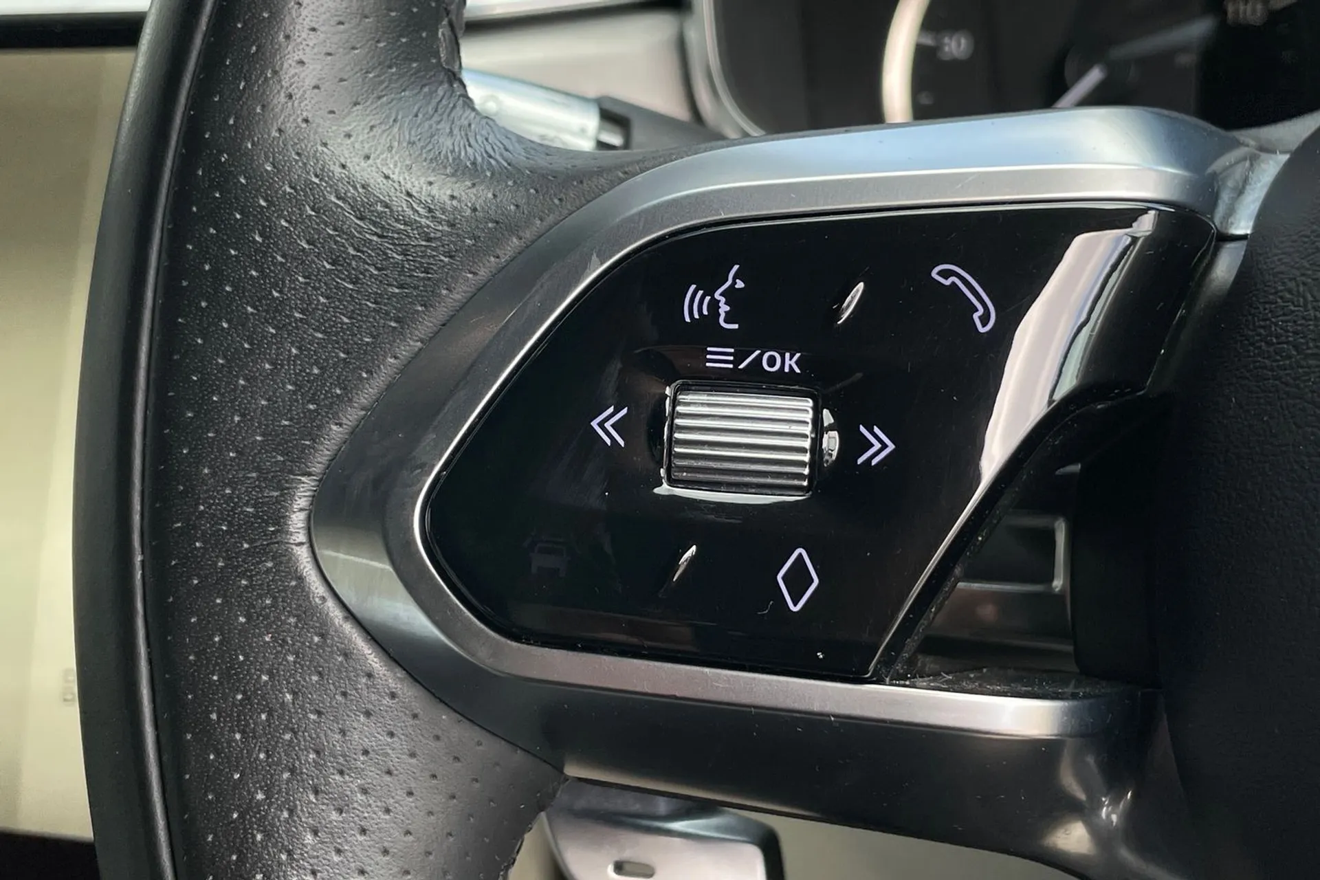 Jaguar F-PACE thumbnail image number 41