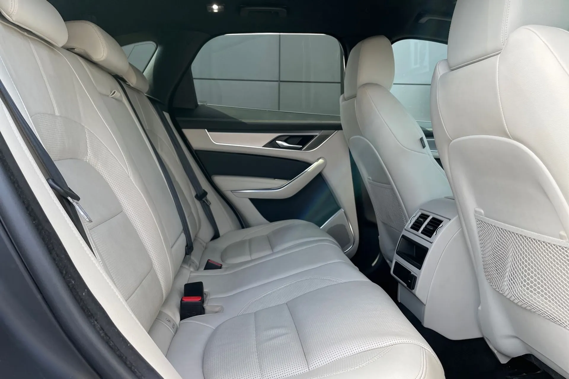 Jaguar F-PACE thumbnail image number 19