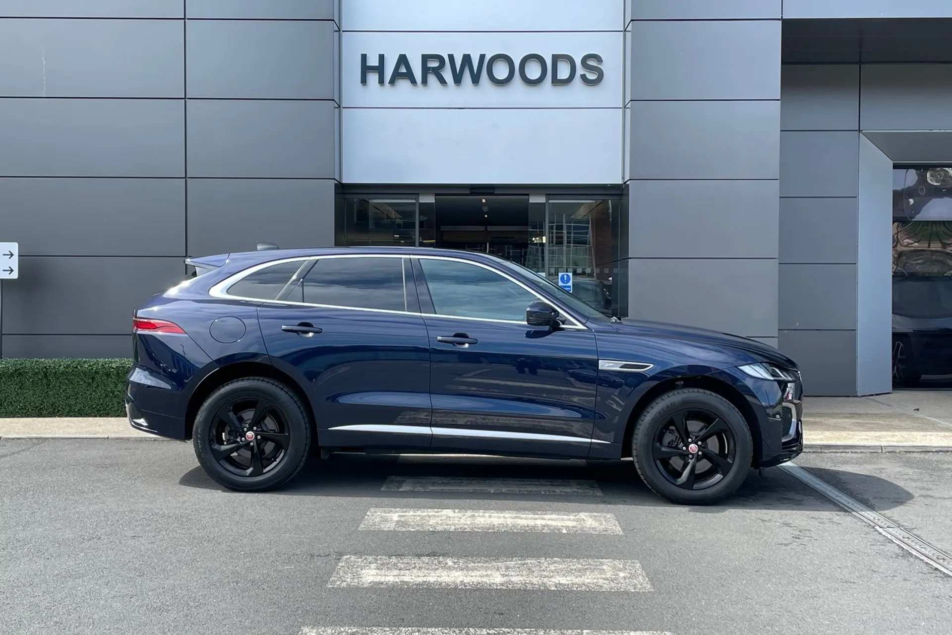 Jaguar F-PACE thumbnail image number 2