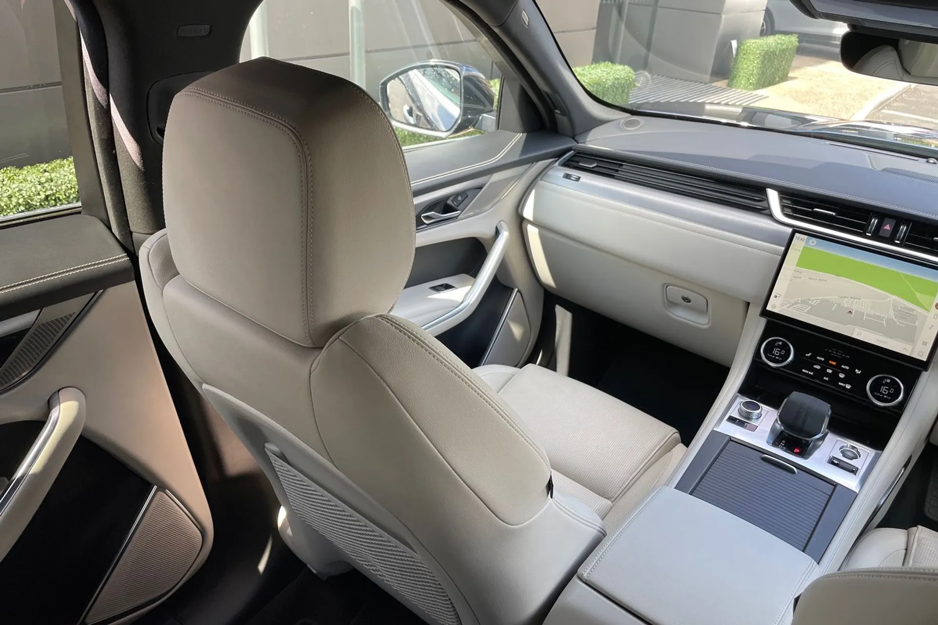 Jaguar F-PACE thumbnail image number 36