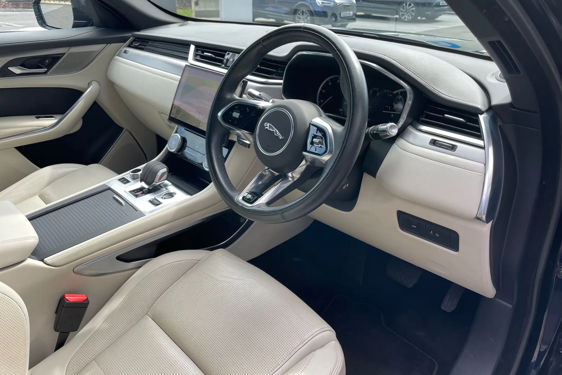 Jaguar F-PACE thumbnail image number 16