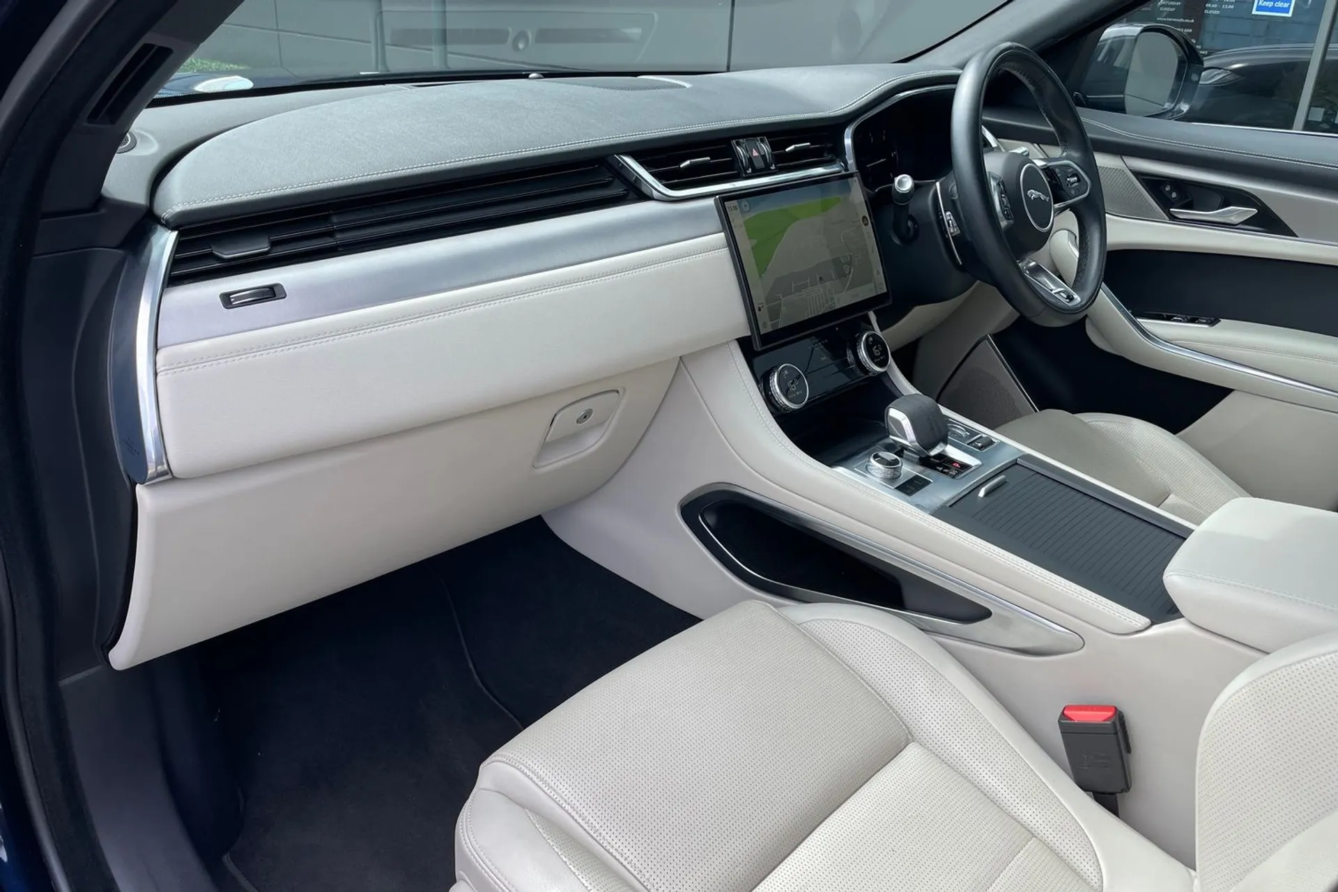 Jaguar F-PACE thumbnail image number 32