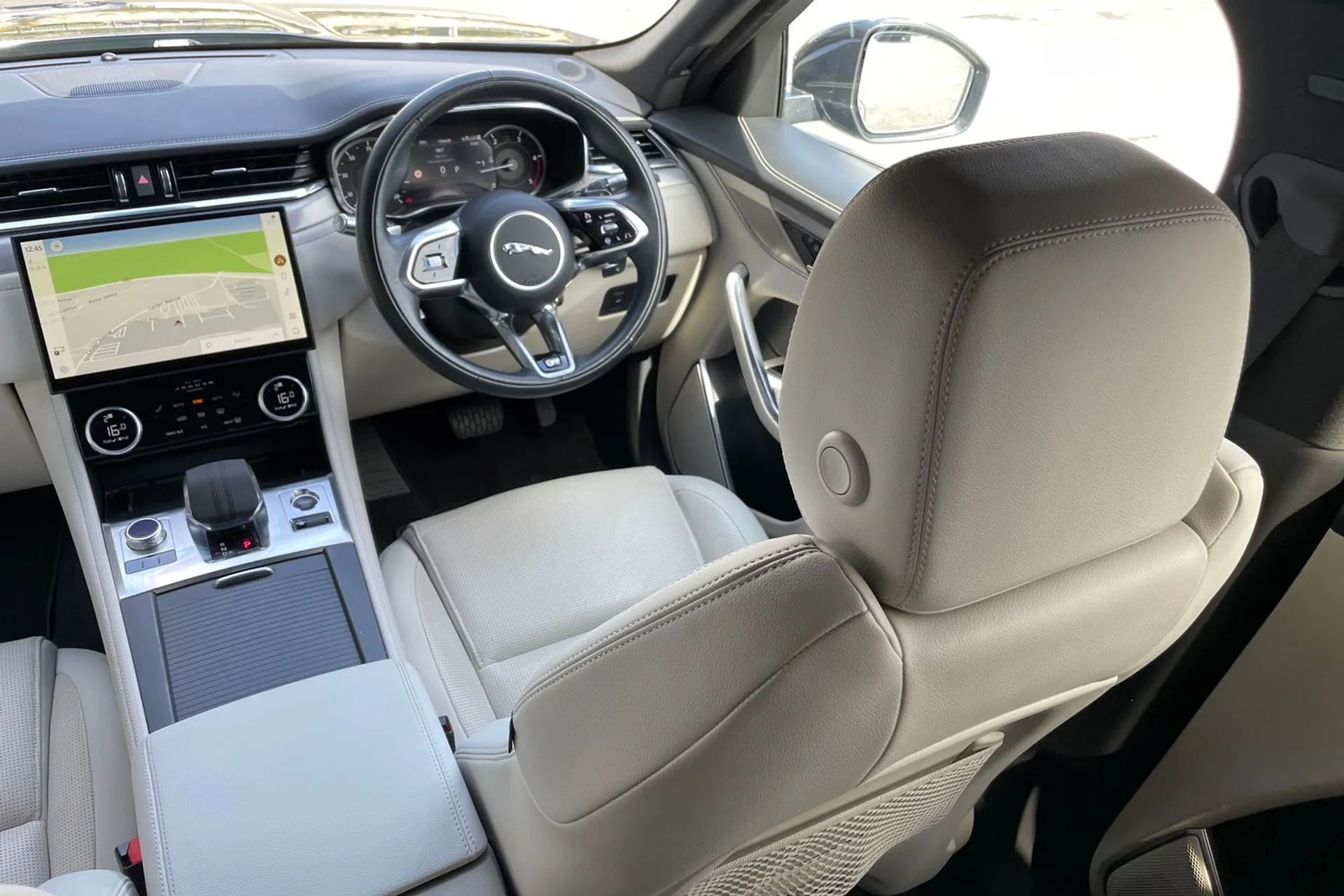 Jaguar F-PACE thumbnail image number 37