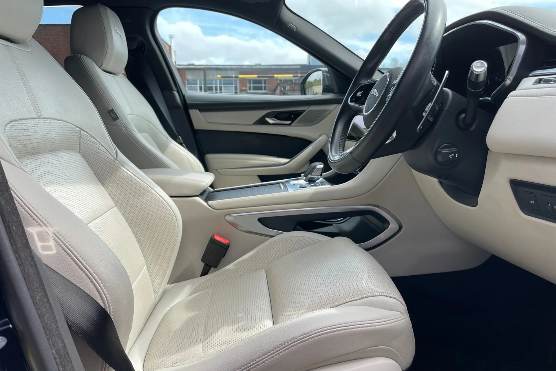 Jaguar F-PACE thumbnail image number 17