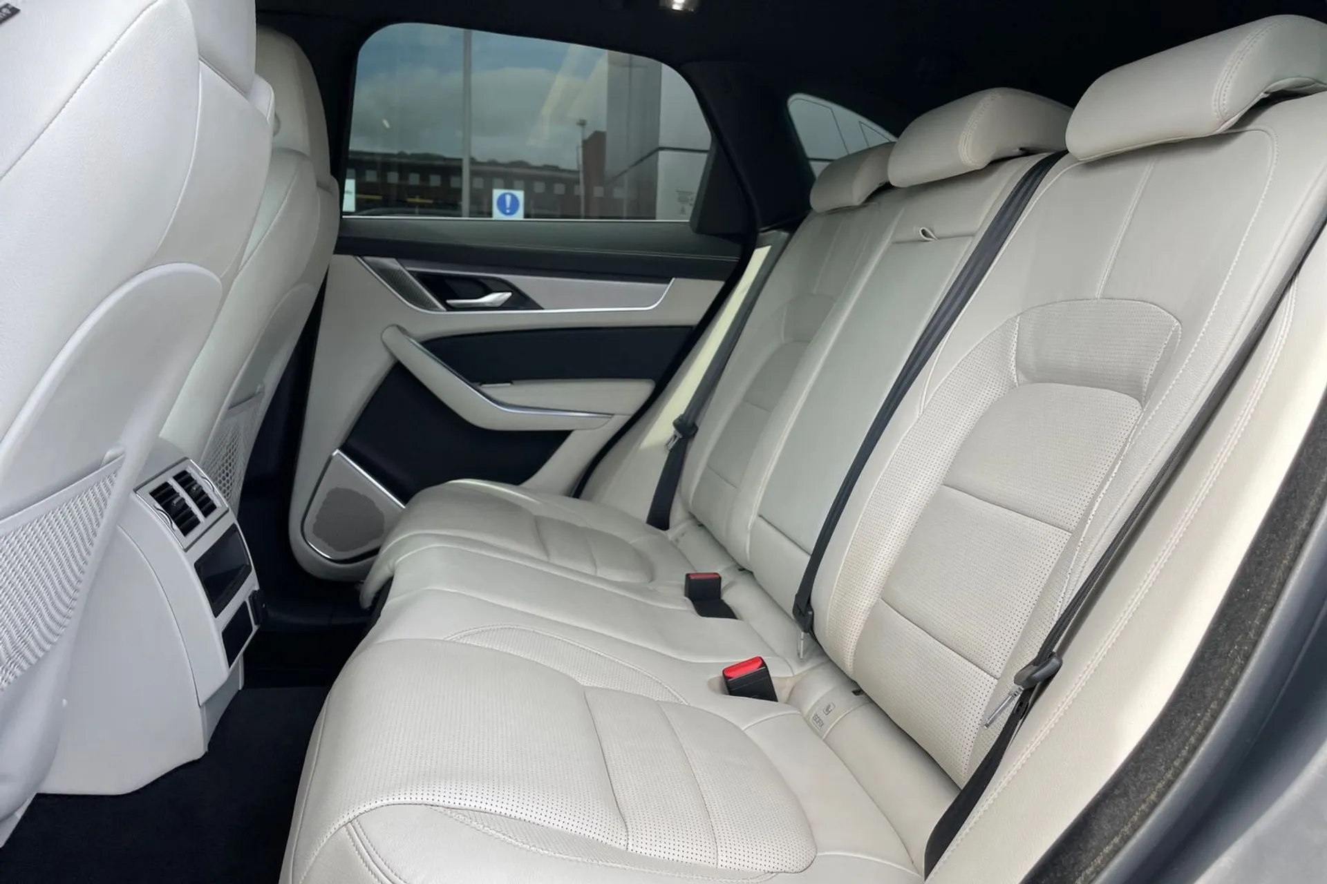 Jaguar F-PACE thumbnail image number 34