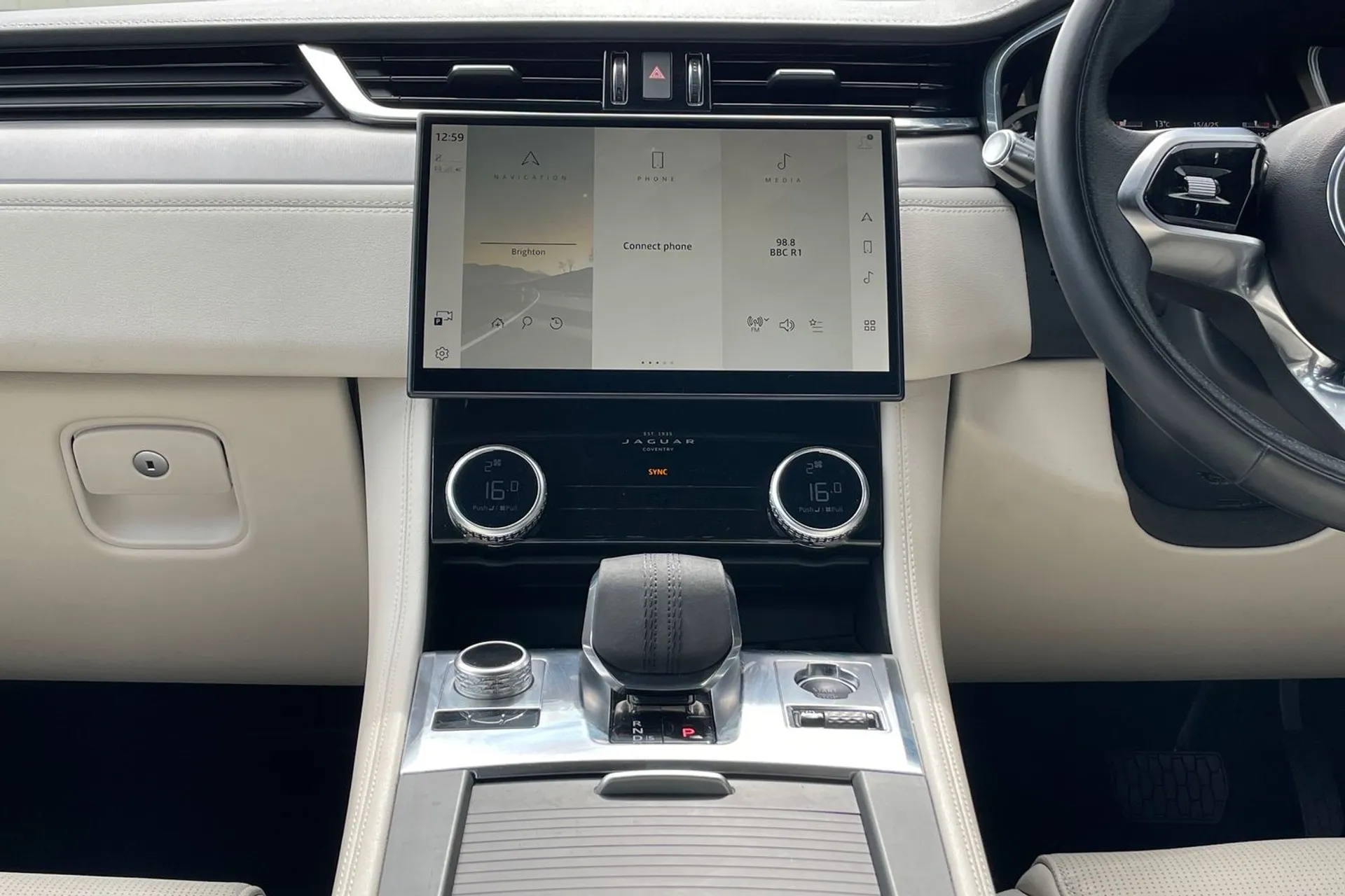 Jaguar F-PACE thumbnail image number 40