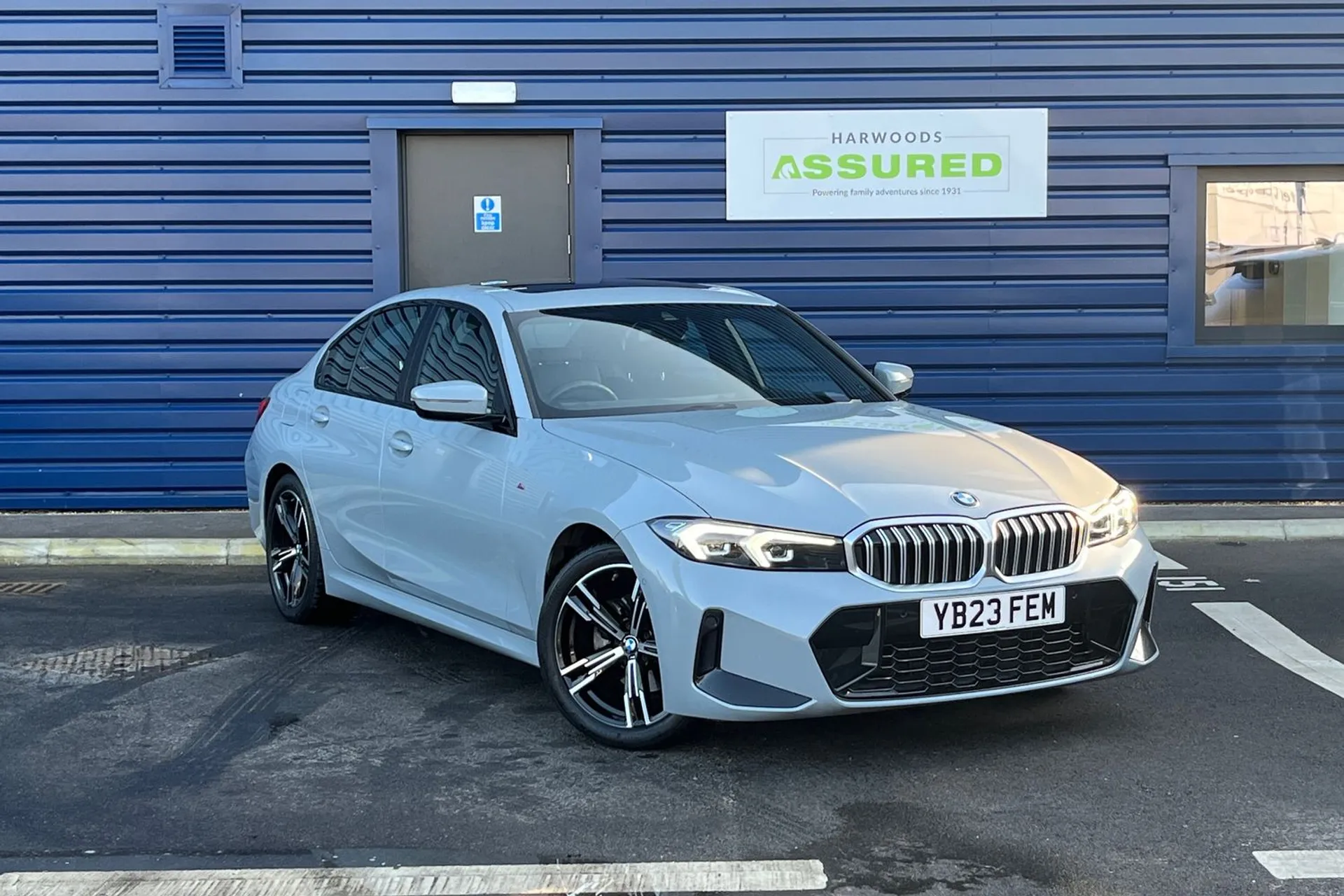 BMW 3 SERIES focused image