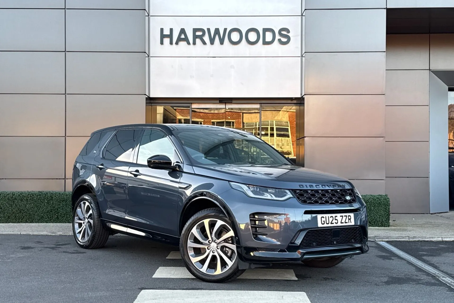 LAND ROVER DISCOVERY SPORT focused image