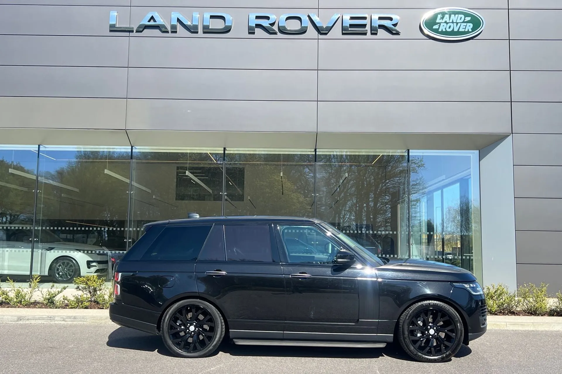 LAND ROVER RANGE ROVER thumbnail image number 2