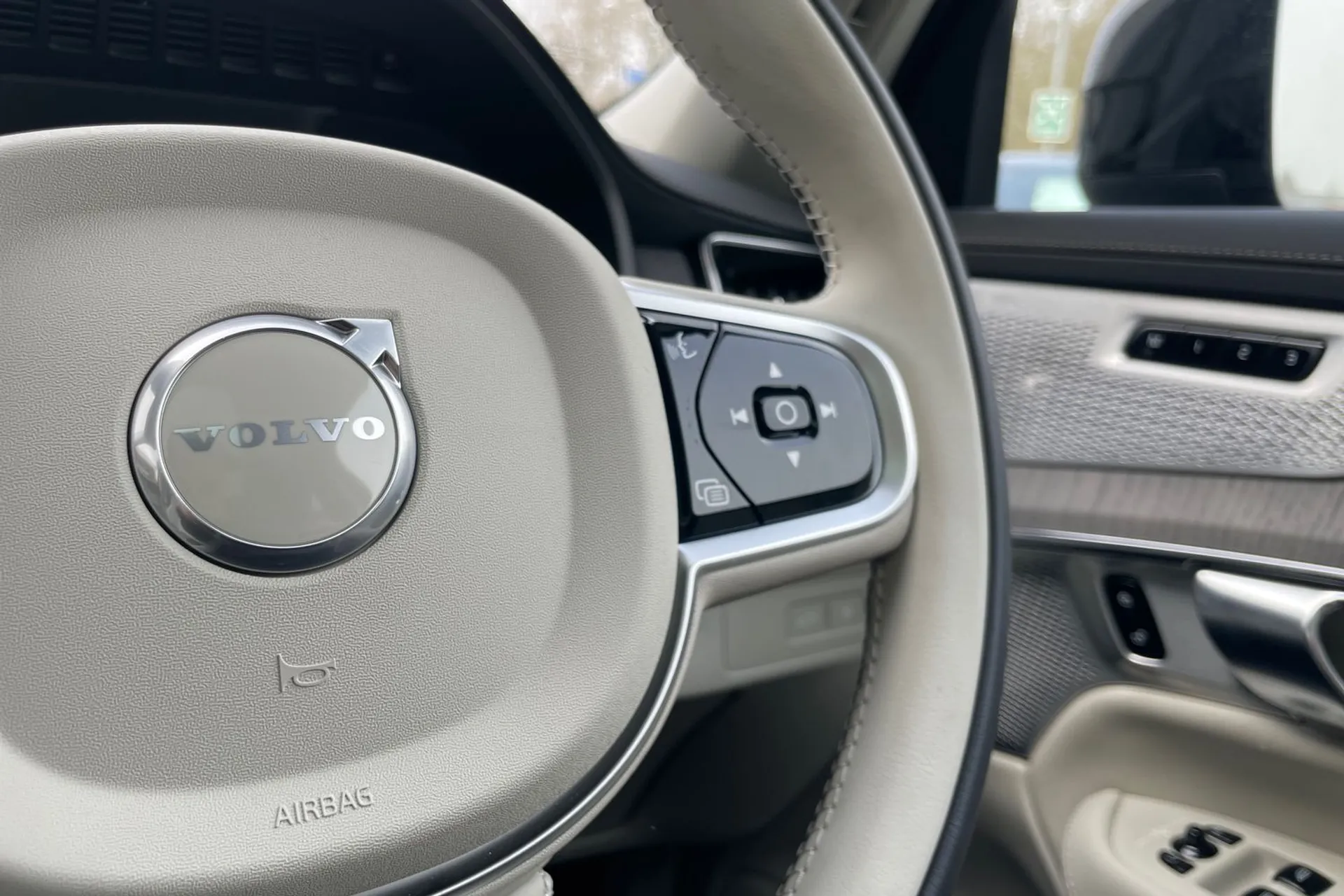 Volvo XC90 thumbnail image number 38