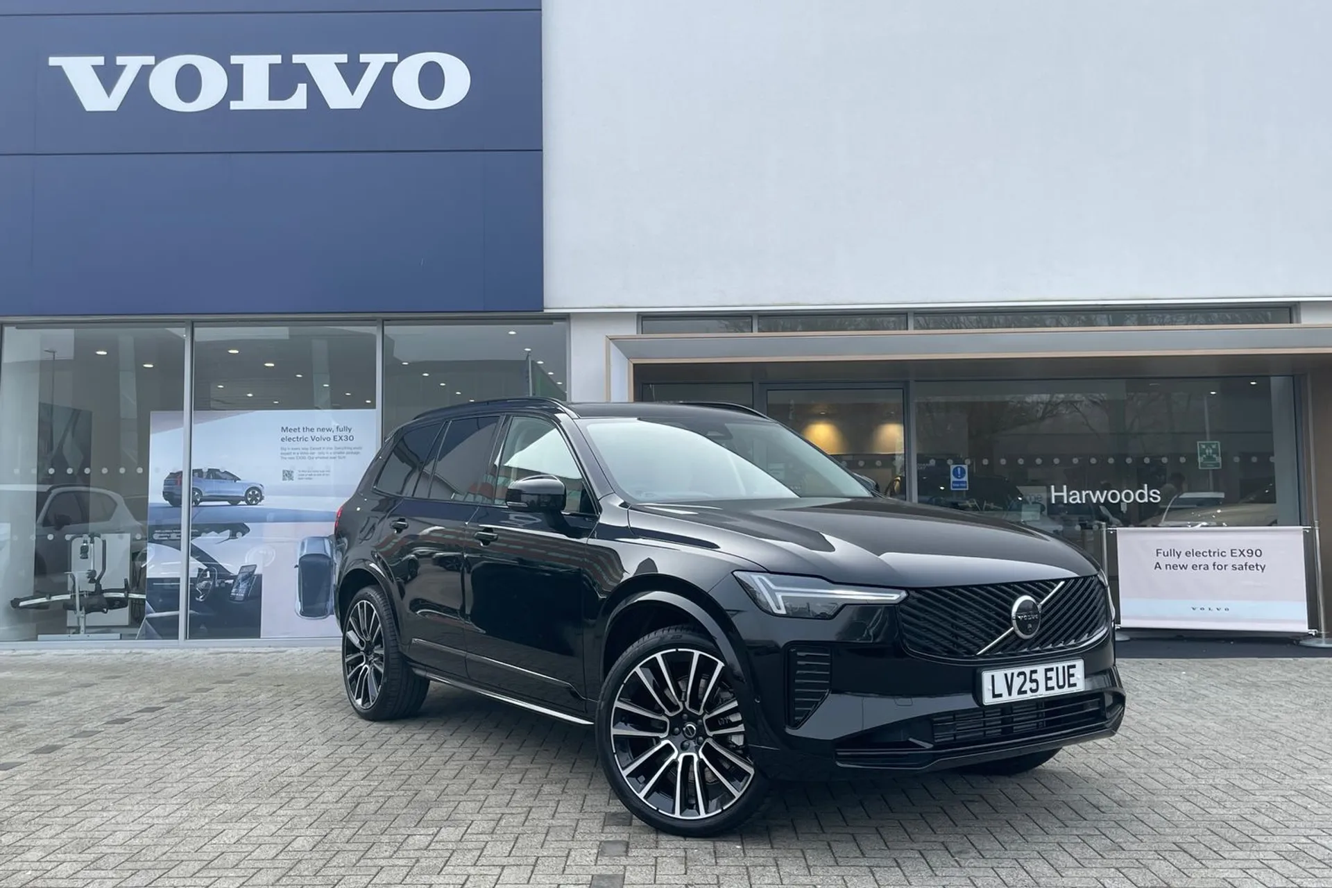 Volvo XC90 focused image