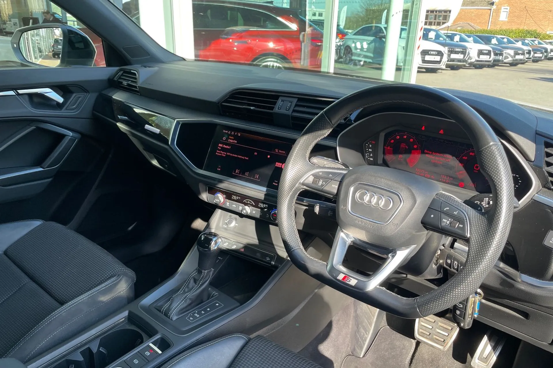 Audi Q3 thumbnail image number 25