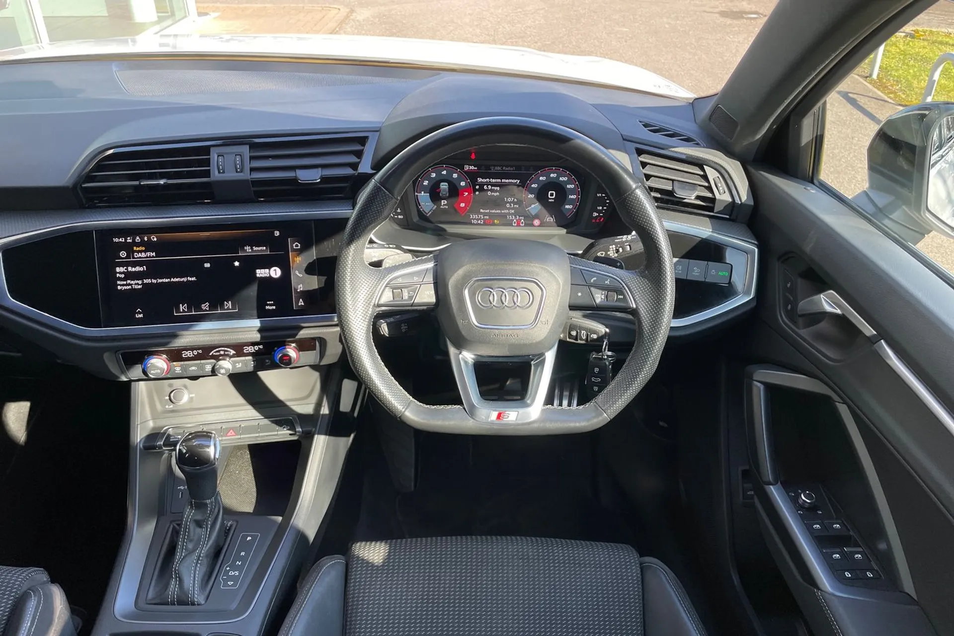 Audi Q3 thumbnail image number 33